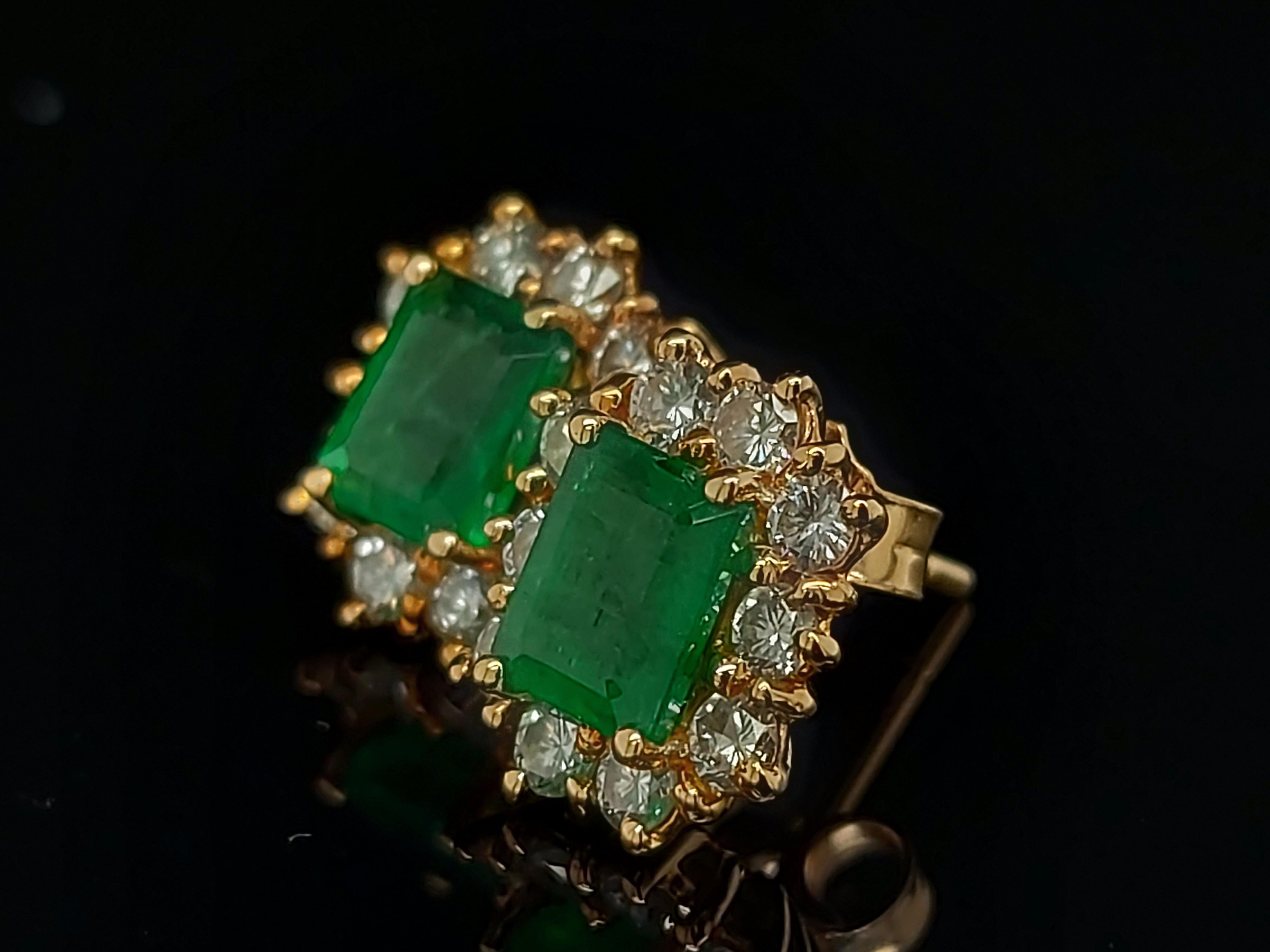 18kt Gold Emerald Earrings with Diamonds In Excellent Condition For Sale In Antwerp, BE