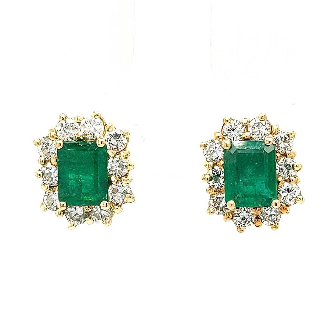18kt Gold Emerald Earrings with Diamonds For Sale 2