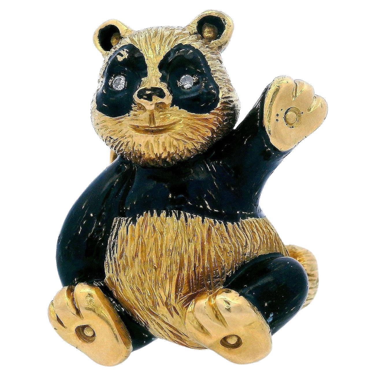 Spilla Panda con smalto in oro 18kt e diamanti