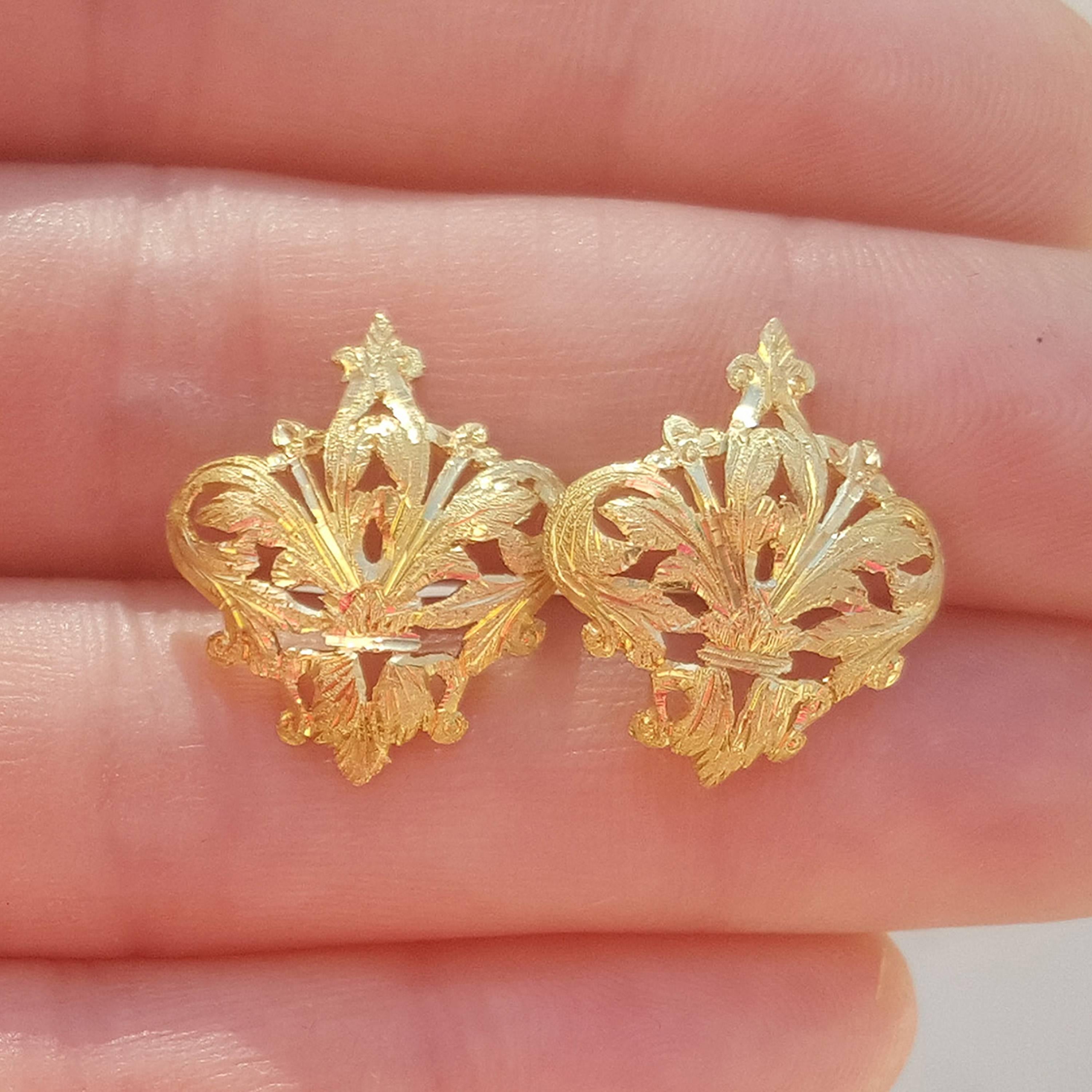 These earrings feature the timeless Fleur de Lis, which is the symbol of the city of Florence, Italy (where it is known as the Giglio).  This is a classic earring both in size and style, and will be a chic addition to your jewelry wardrobe.

-18kt