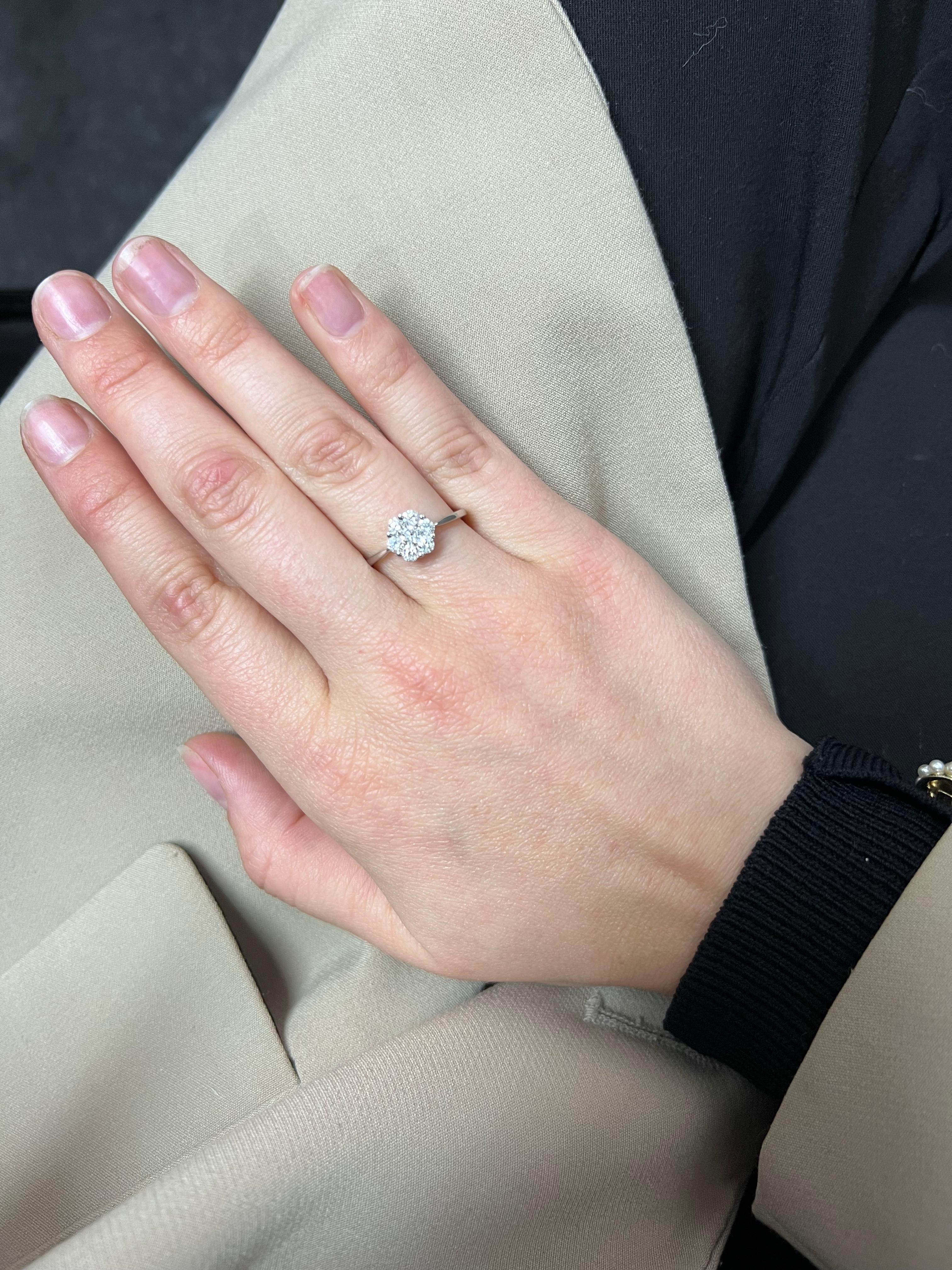 Natural Diamonds 0.55 carats 18 Karat White Gold Classic Engagement Ring For Sale 3