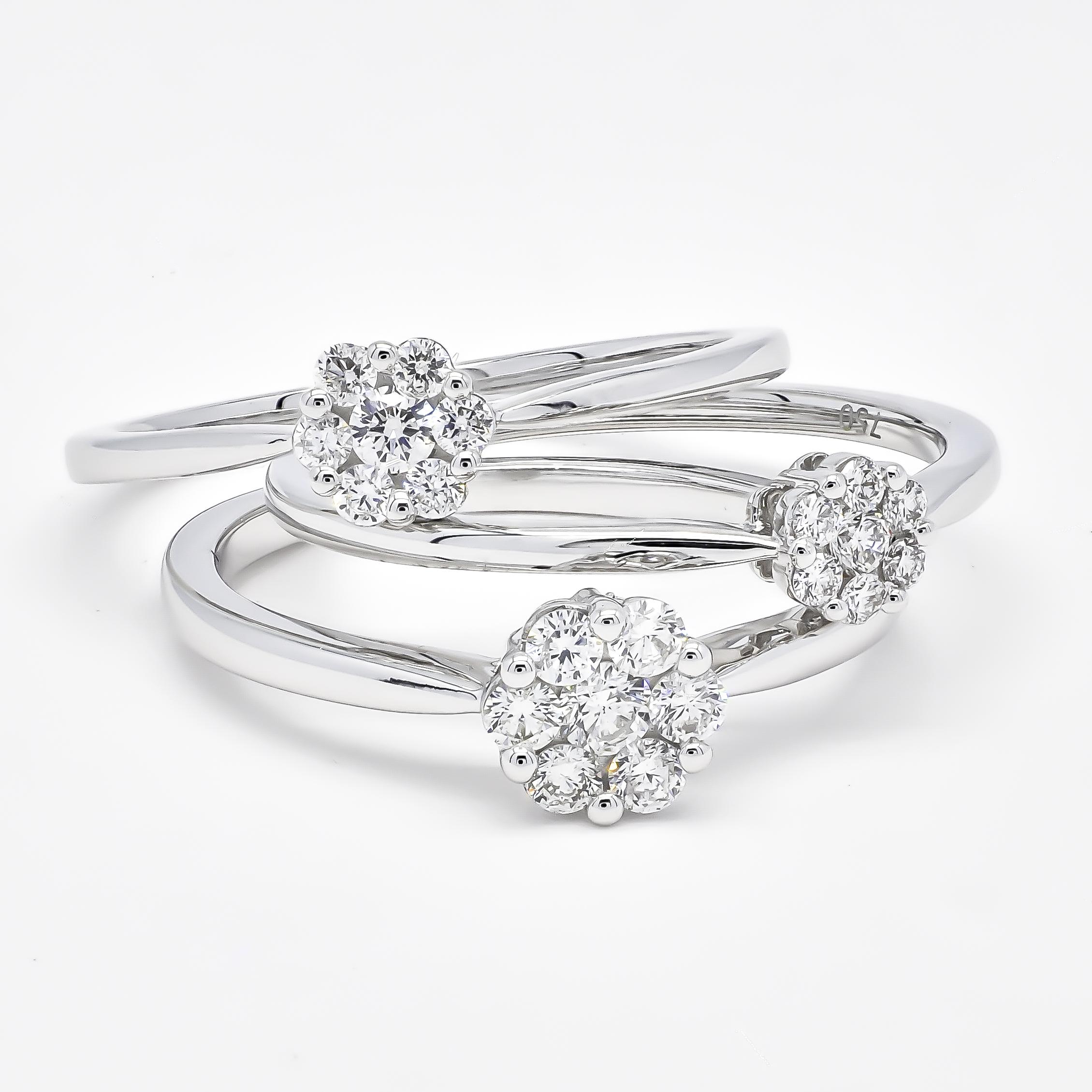 18kt Gold Flower Single Cluster Natural Diamonds Engagement Ring For Sale 2