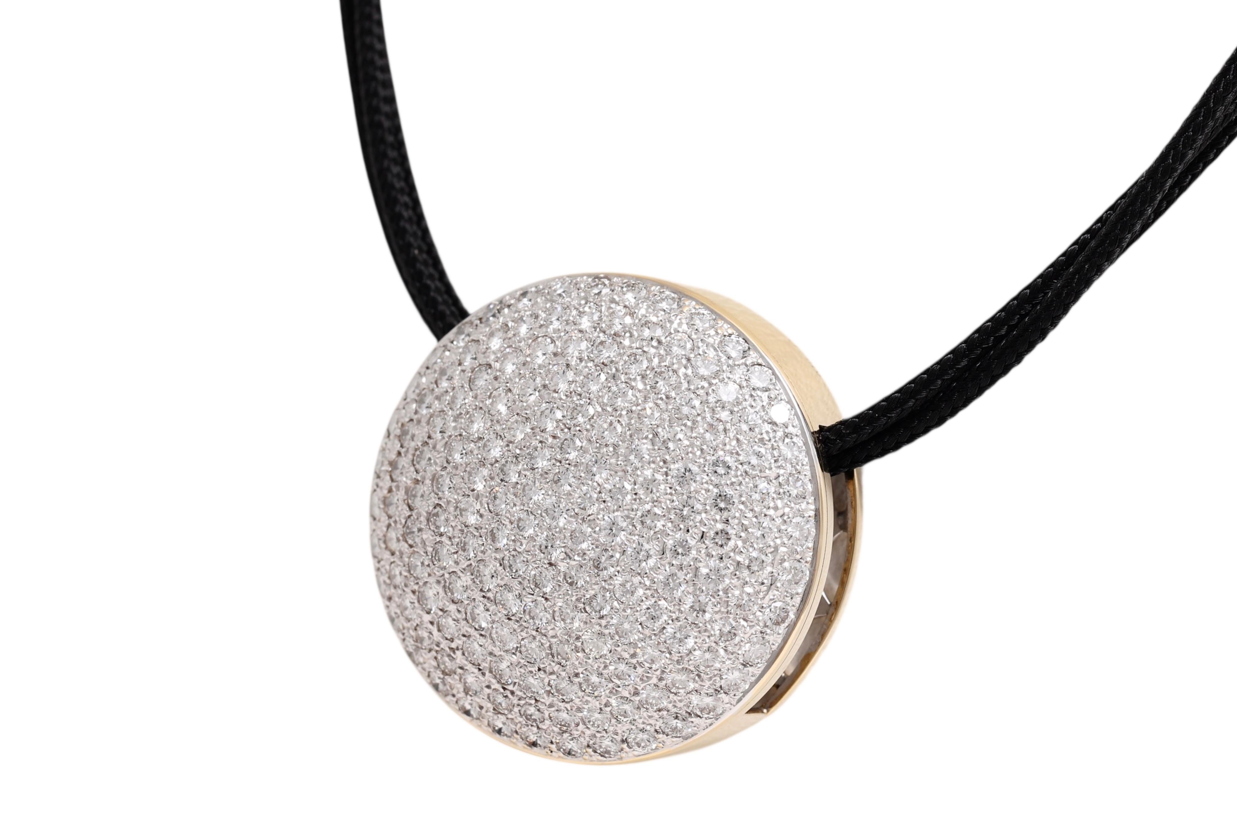 18 Kt Gold Round Full Pavé diamond pendant yellow / white gold

Total weight: 9.6 gram

Diamonds : Brilliants 2.42 ct D/E Loupe Clean / VVS

Diameter: 25.1 mm , 10.7 mm thick 
