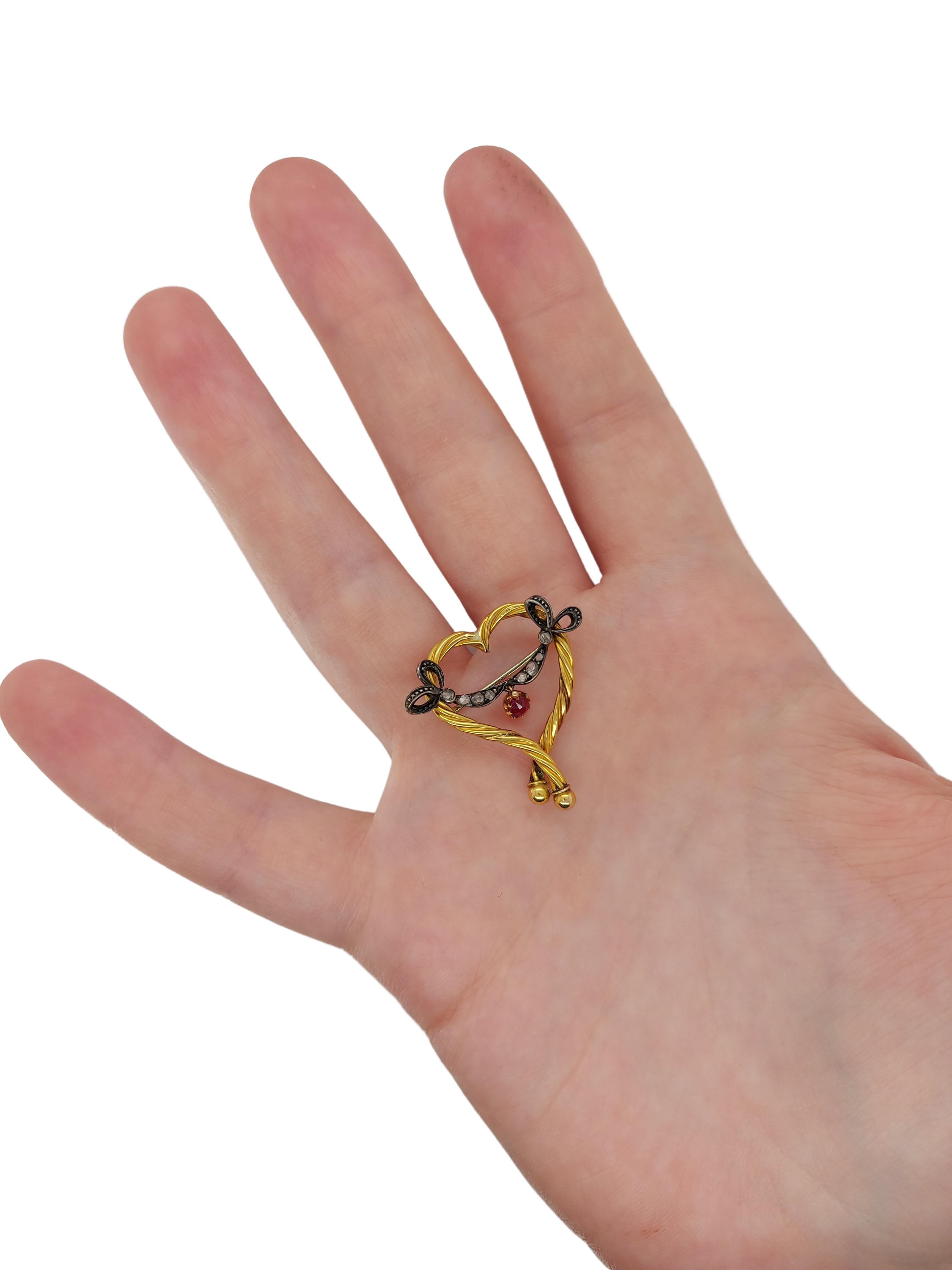 Brosche in Herzform aus 18 Karat Gold mit natürlichem Rubin und Diamanten im Altschliff im Angebot 4