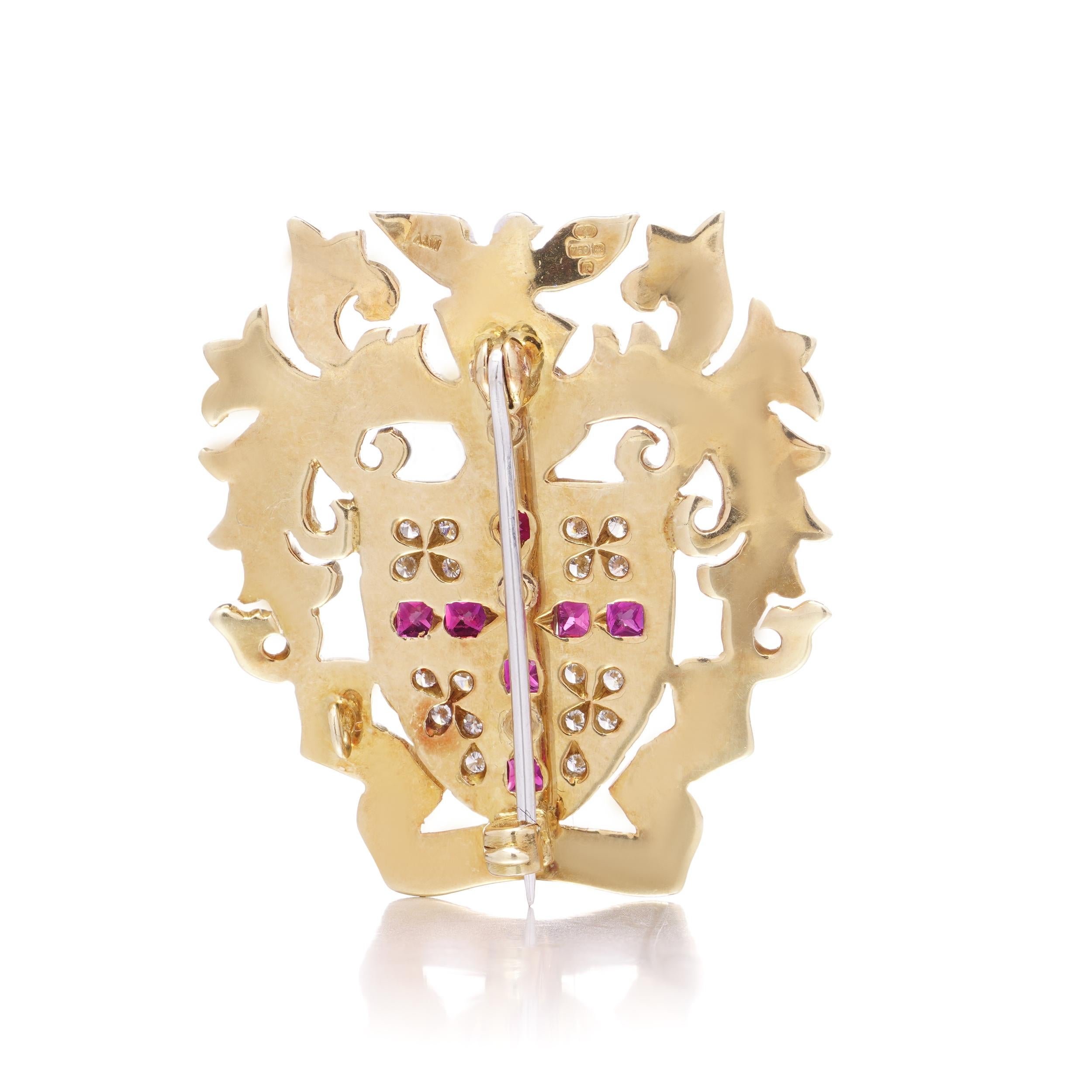 Spilla araldica in oro 18kt con diamanti e rubini, datata 2004 In condizioni buone in vendita a Braintree, GB