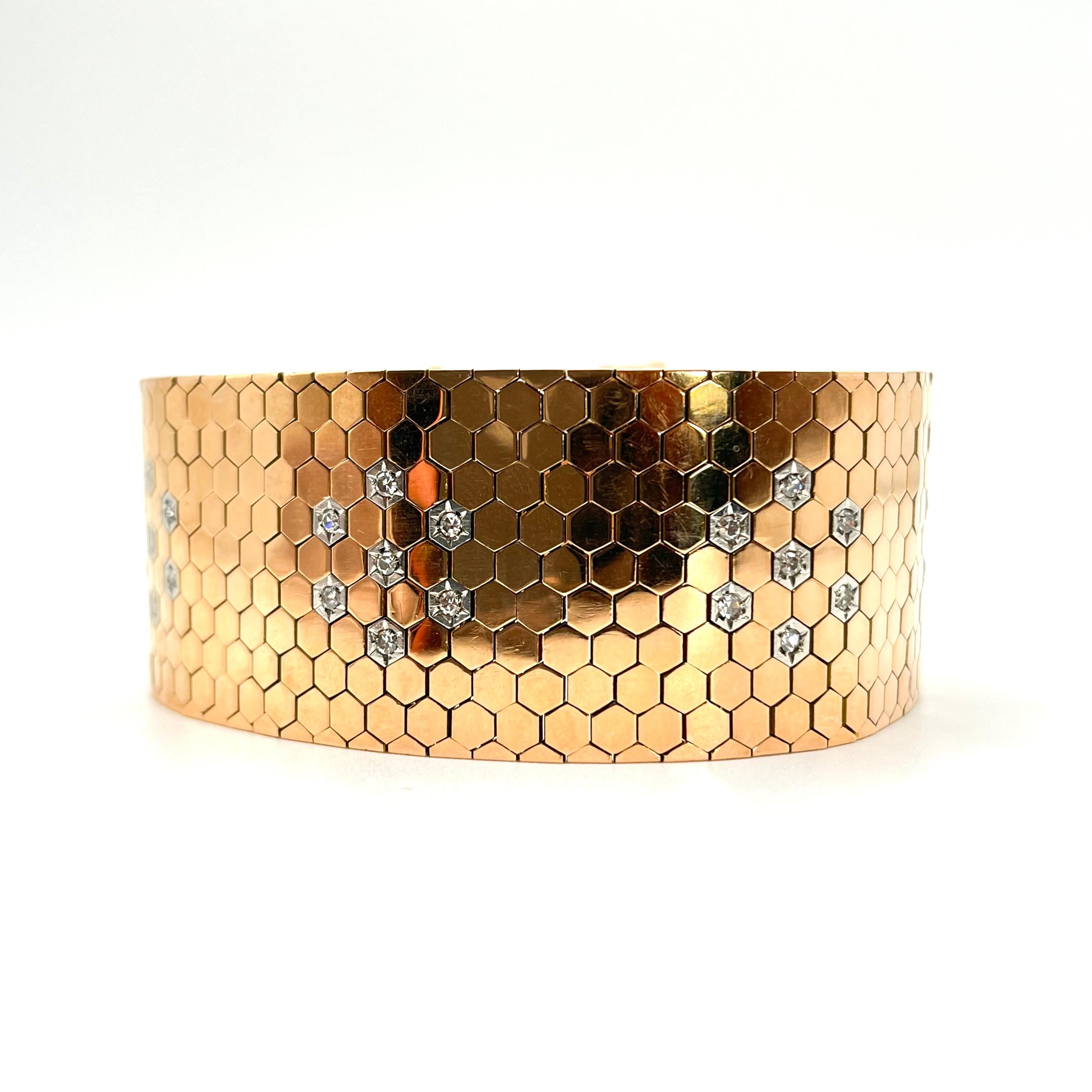Esta pulsera retro está engastada en oro amarillo macizo de 18 quilates. Está formado por eslabones de nido de abeja que le dan un aspecto geométrico y elegante que se popularizó en la década de 1940. Está engastado con 42 diamantes redondos con un