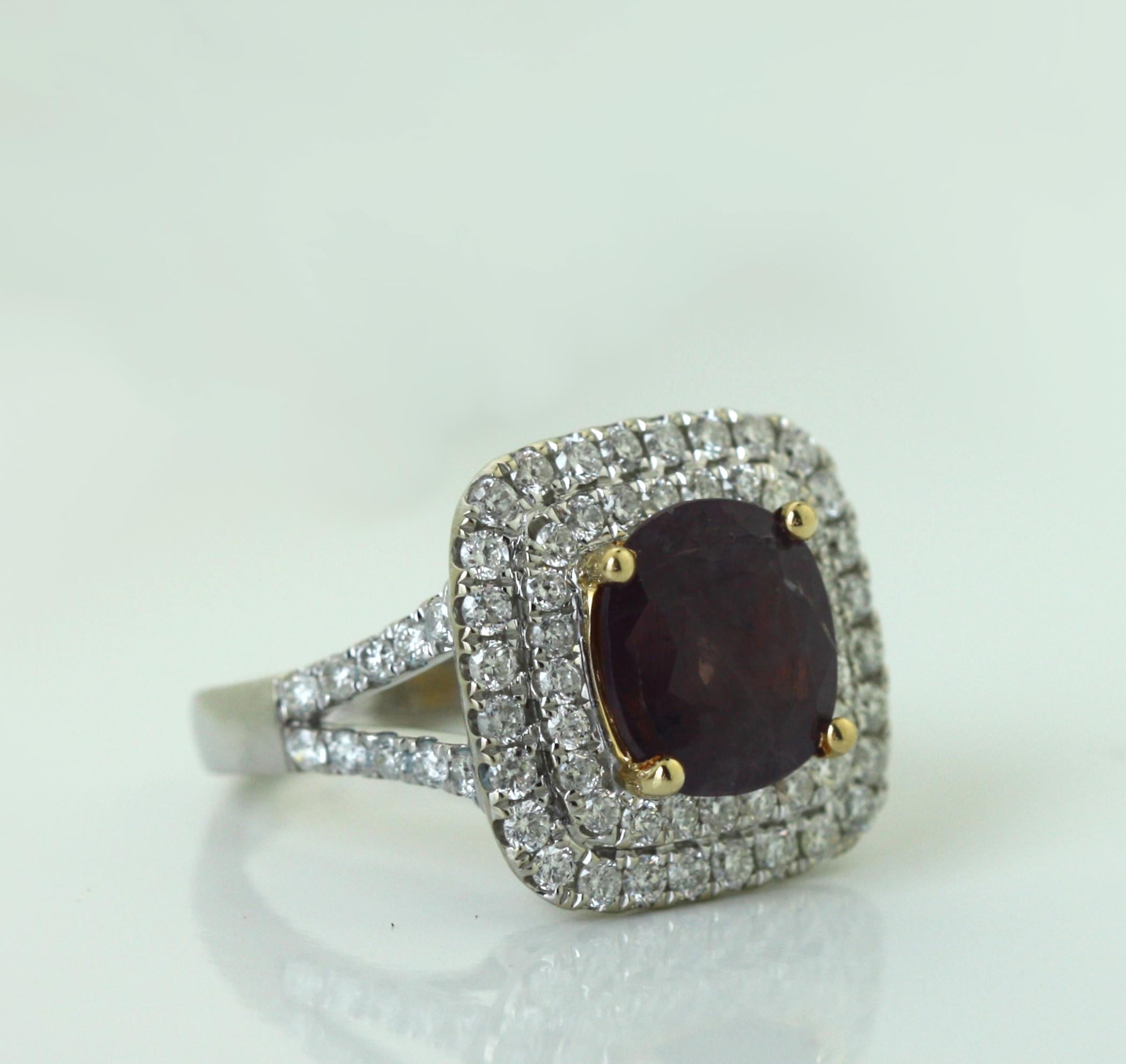 
EIN RING AUS 18-KARÄTIGEM KASCHMIR-GOLD MIT SAPHIREN UND DIAMANTEN
Mit einem 3,46-karätigen GIA-zertifizierten Kaschmir-Saphir besetzt
Im Mittelpunkt steht ein seltener und außergewöhnlicher Kaschmir-Saphir im Kissenschliff mit einem Gewicht von