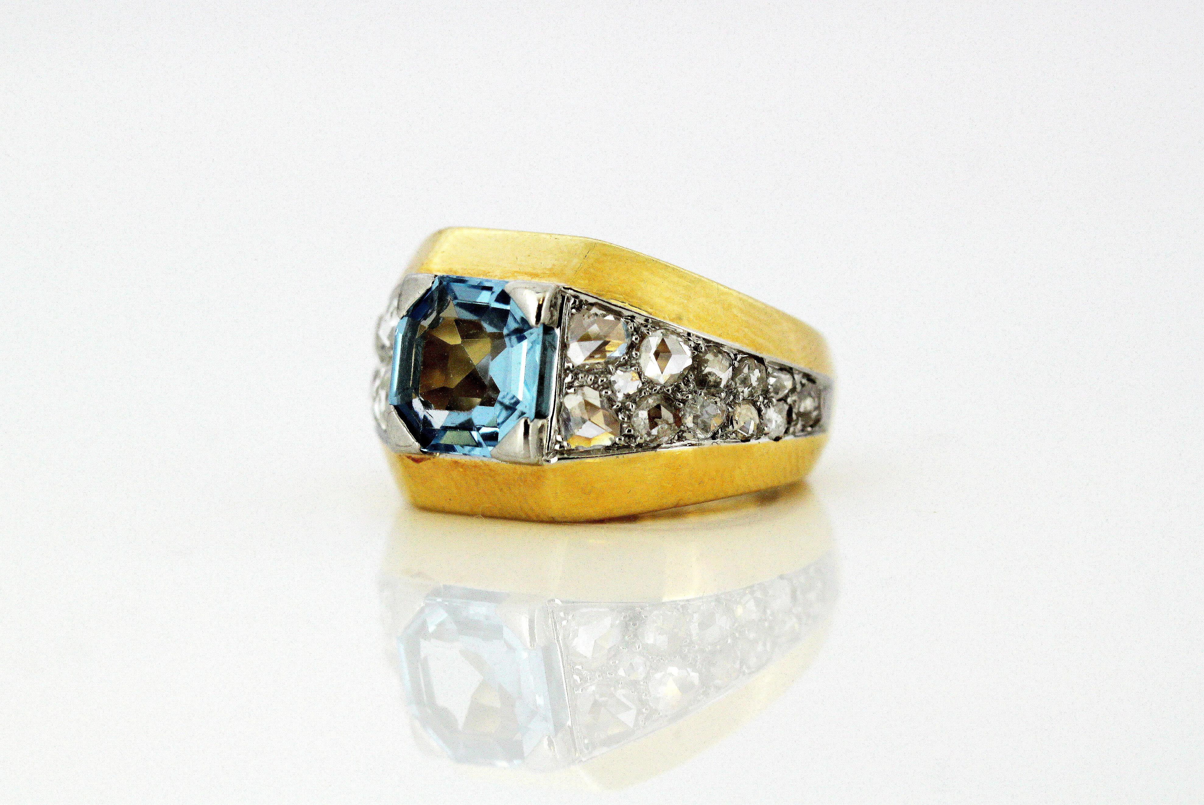 18 Karat Gold Ladies Ring with Aquamarine and Diamonds, circa 1940s In Good Condition In Braintree, GB