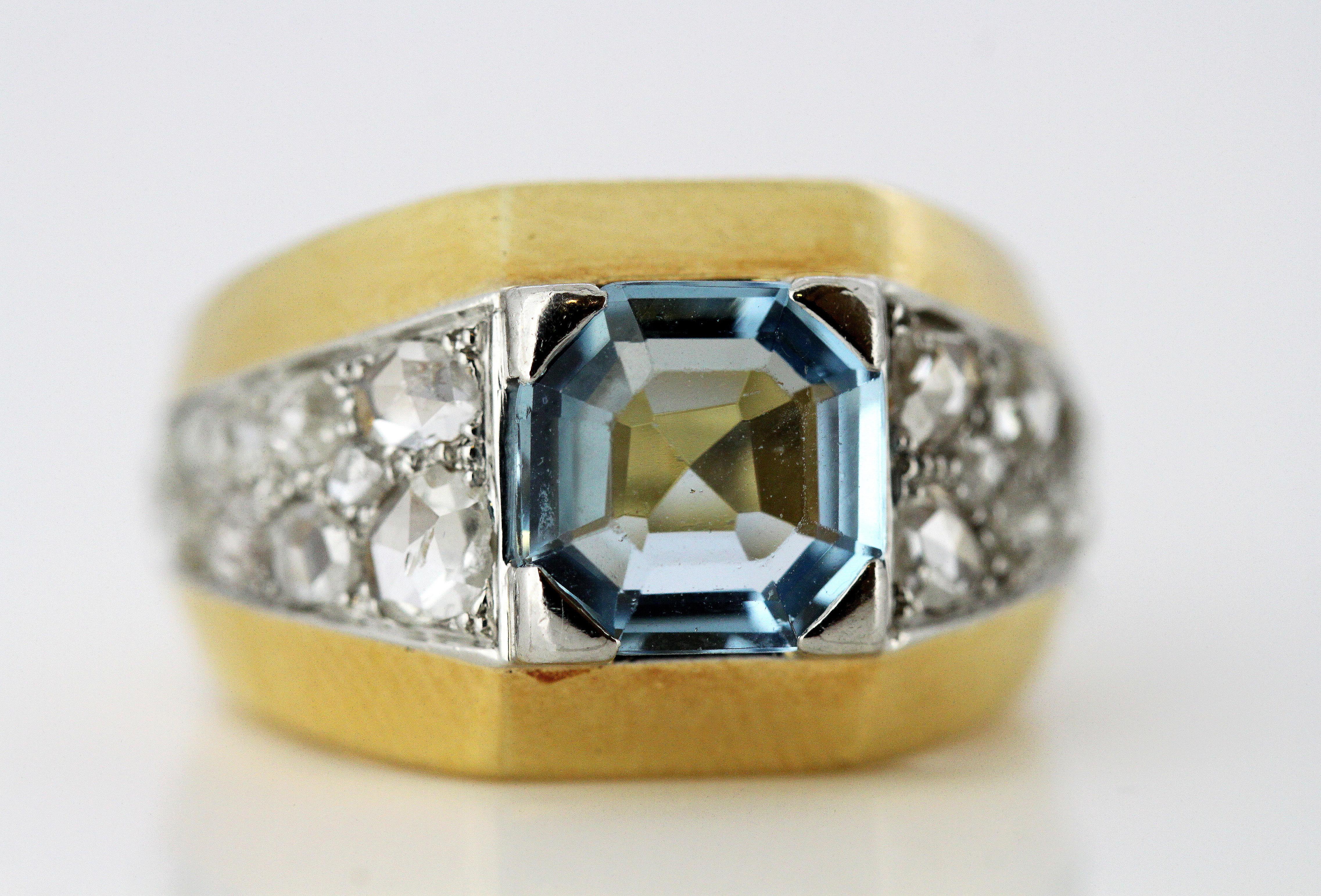 18 Karat Gold Ladies Ring with Aquamarine and Diamonds, circa 1940s 1