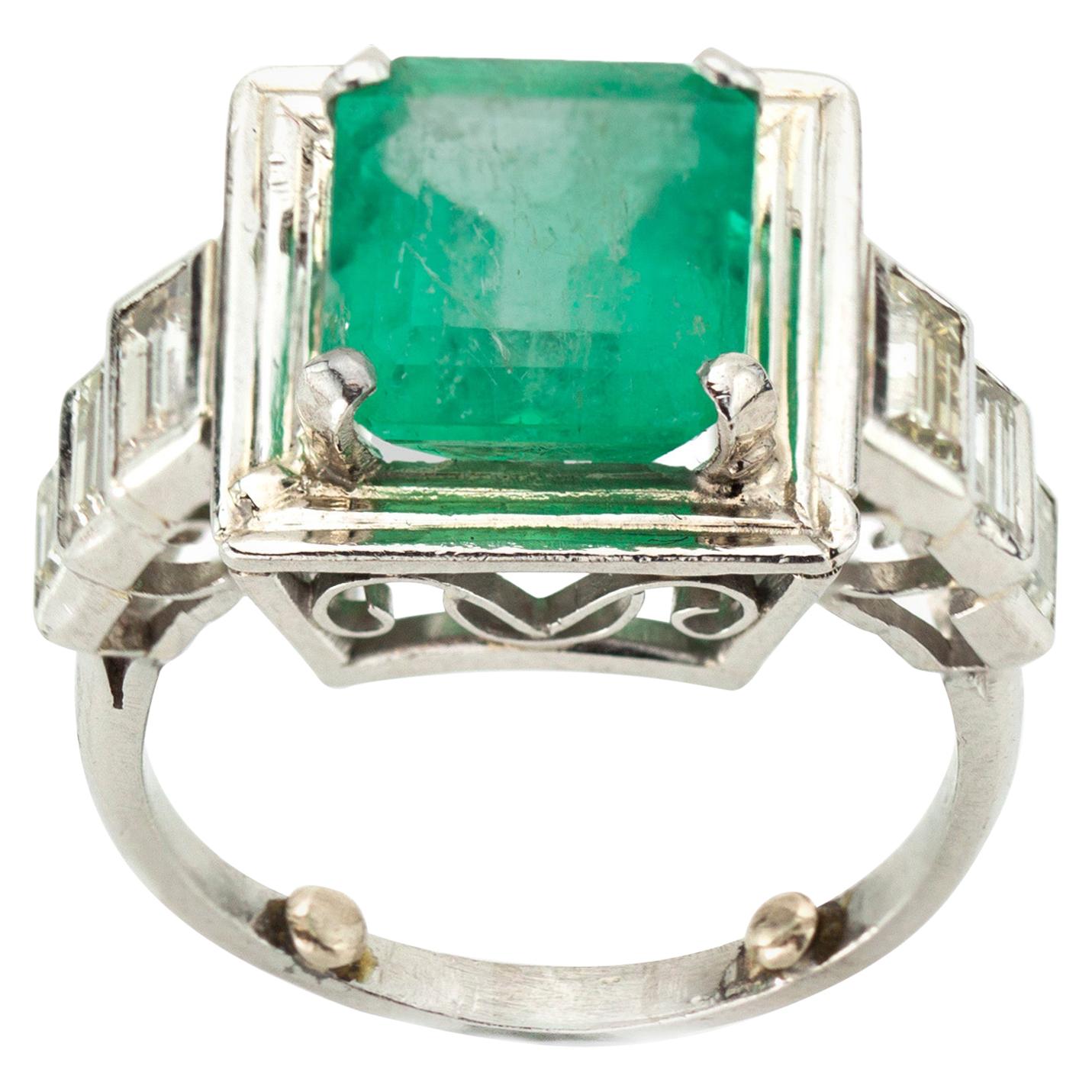 Emerald Cut 18 Karat Gold Ladies Ring with Natural 4.20 Carat Colombian Emerald and Diamonds For Sale