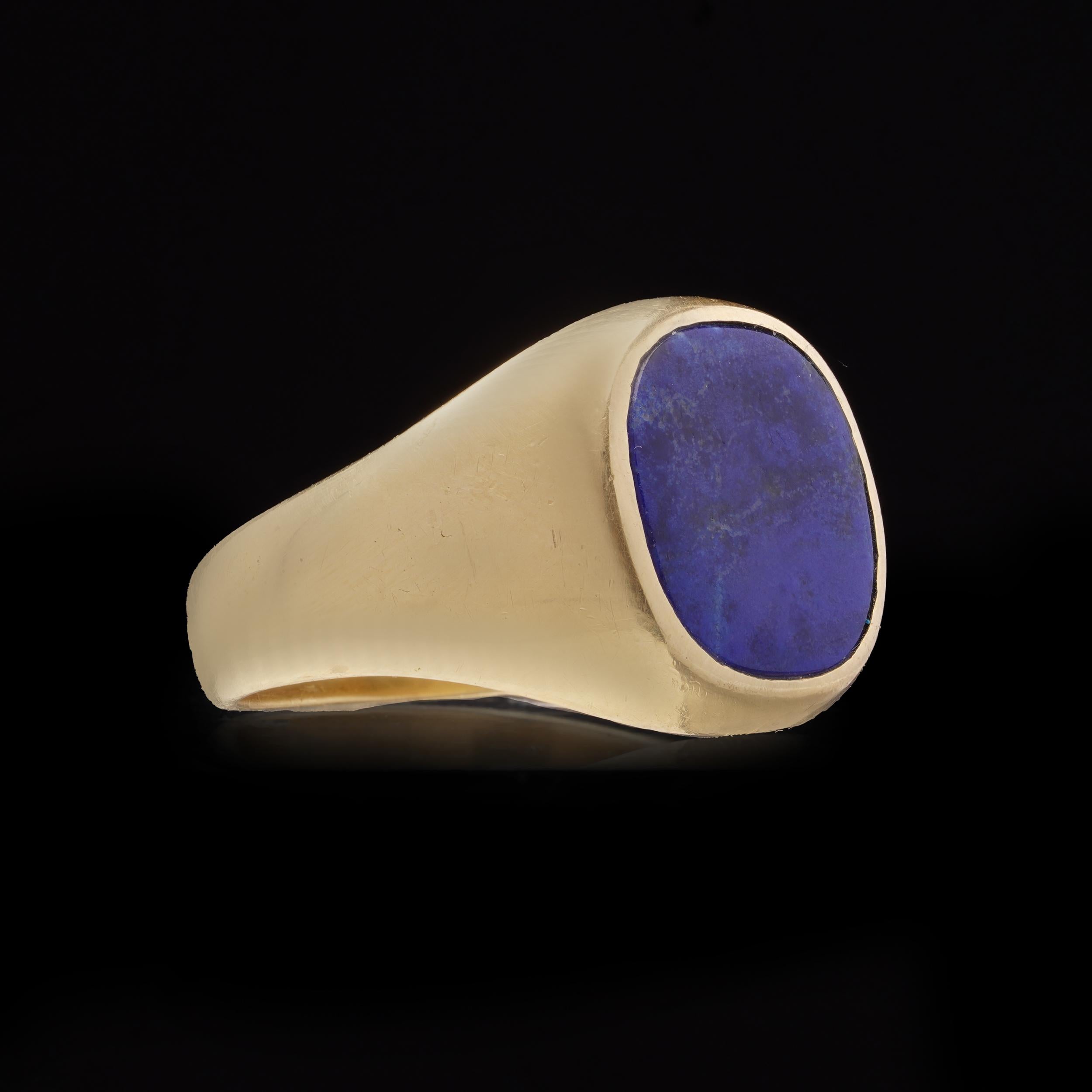 Oval Cut 18kt gold lapis lazuli signet ring