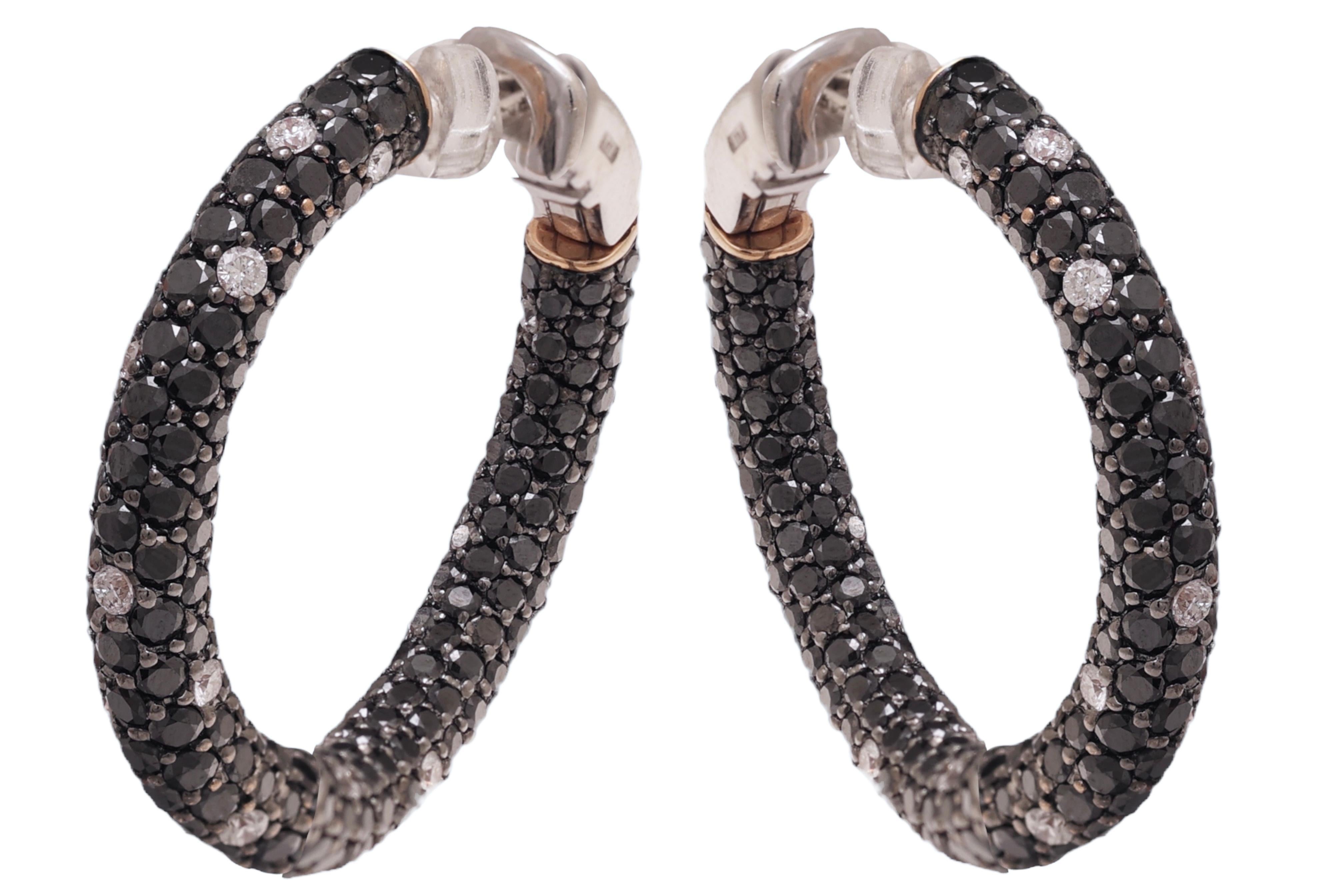 Modern 18kt Gold Loop Earrings, 0, 78ct White Diamonds, 7, 14ct Black Diamonds For Sale