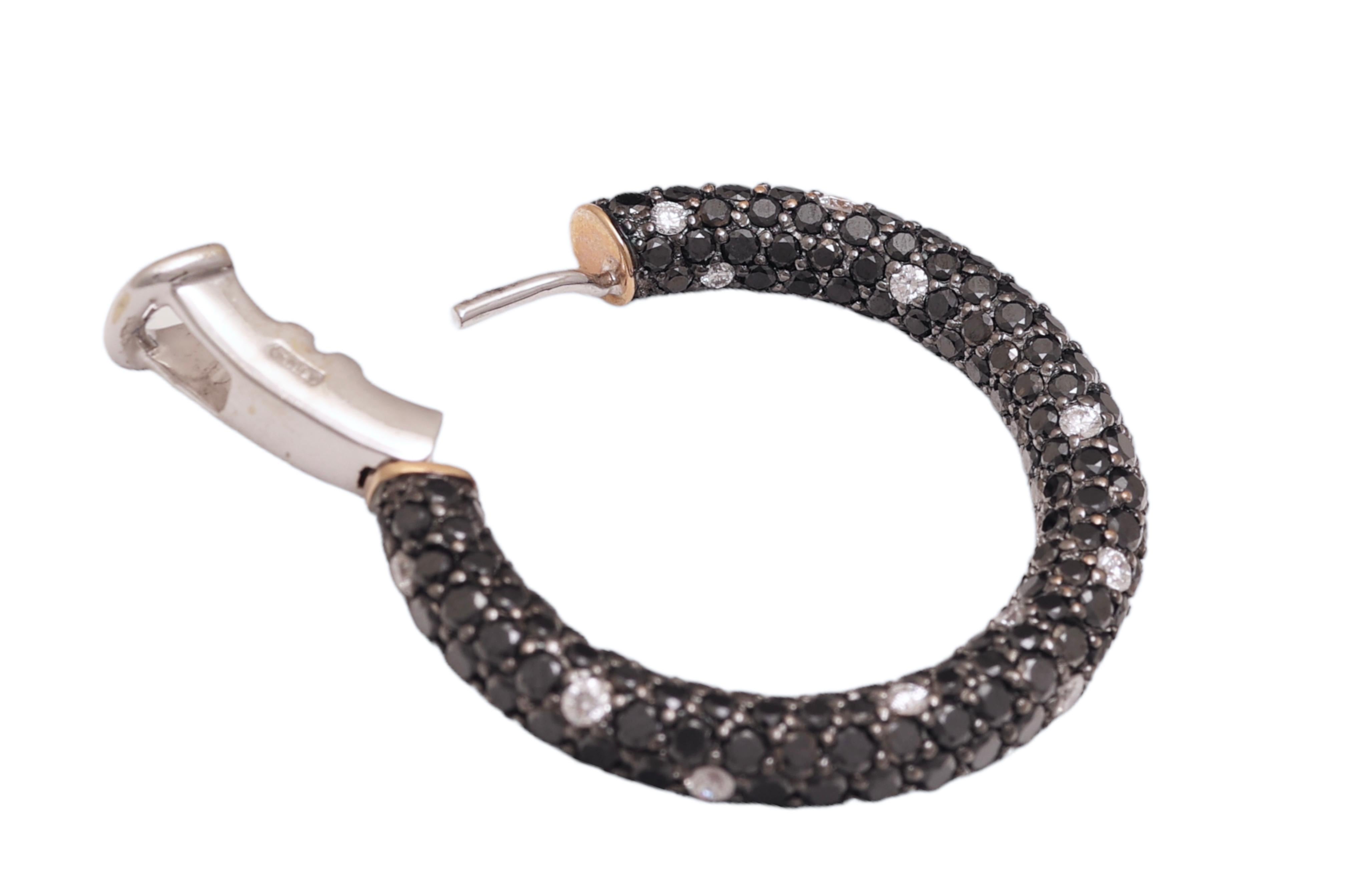 18kt Gold Loop Earrings, 0, 78ct White Diamonds, 7, 14ct Black Diamonds In New Condition For Sale In Antwerp, BE