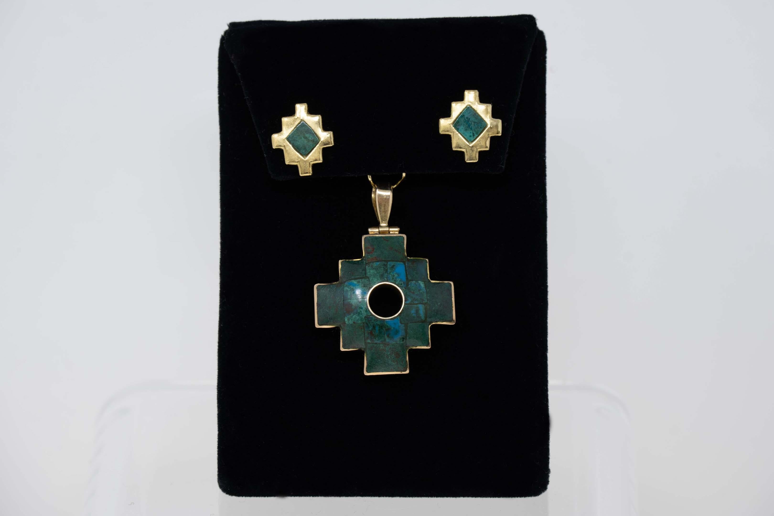 18k gold & malachite and turquoise central design gemstone pendant and earrings. Stamped 18k no maker mark. Measures 26mm x 26mm (Pendant) and earrings 12mm x 13mm, 11.7 grams. In good condition.
