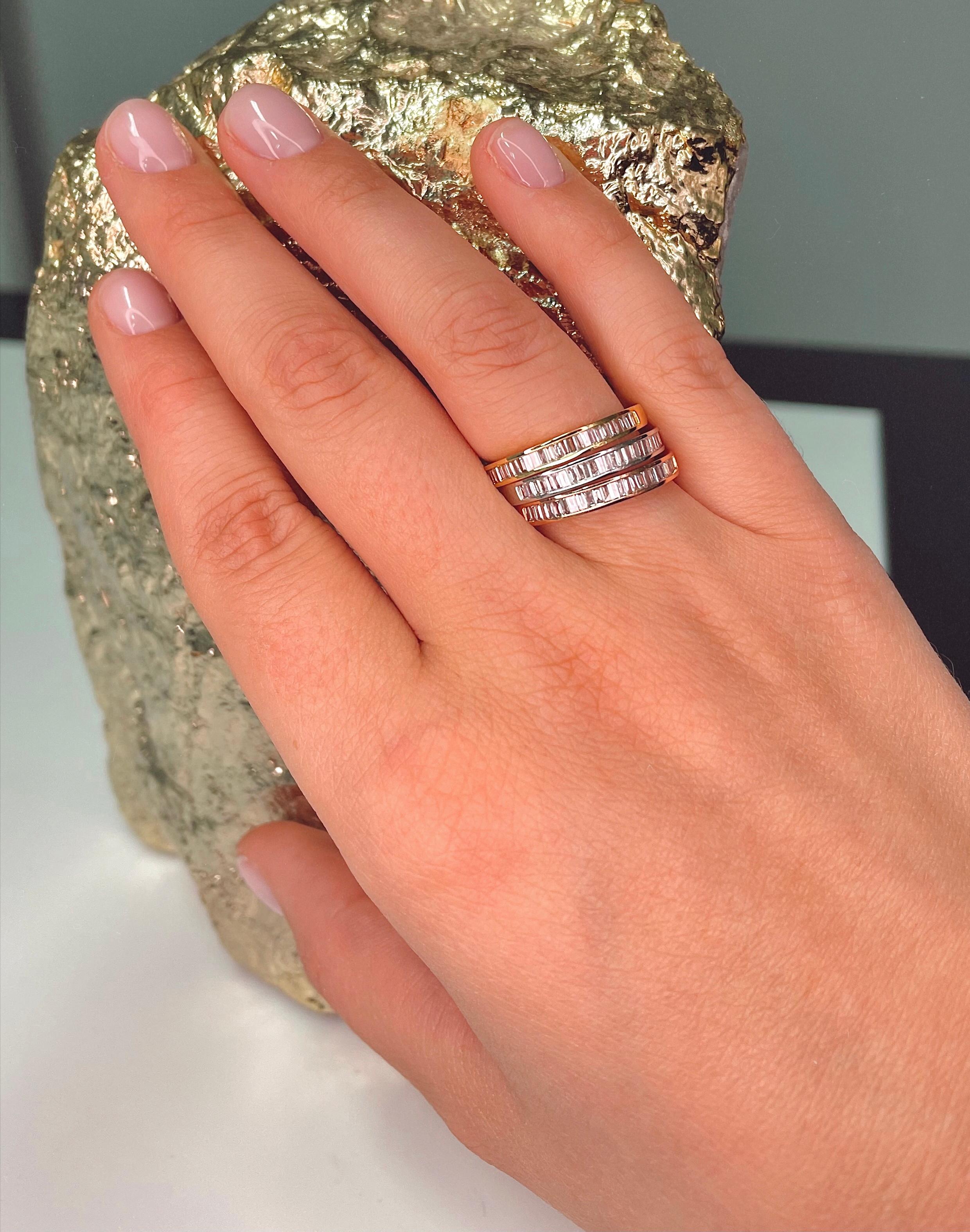 Alliance d'éternité en or 18 carats avec diamants baguettes naturels R043586RG en vente 1