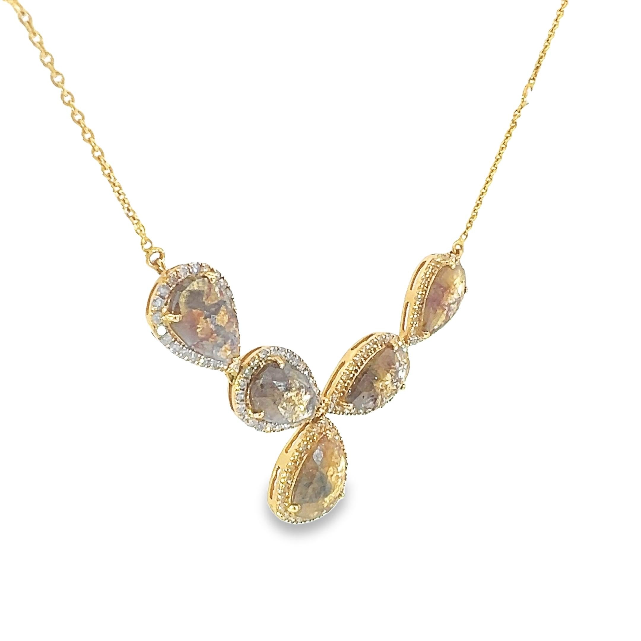 Ein wunderschönes Collier aus 7,52 Karat Diamanten, gefasst in 18-karätigem Gelbgold. Alle birnenförmigen Diamanten sind von Diamanten umgeben und verleihen der Halskette ein atemberaubendes und helles Aussehen. 
