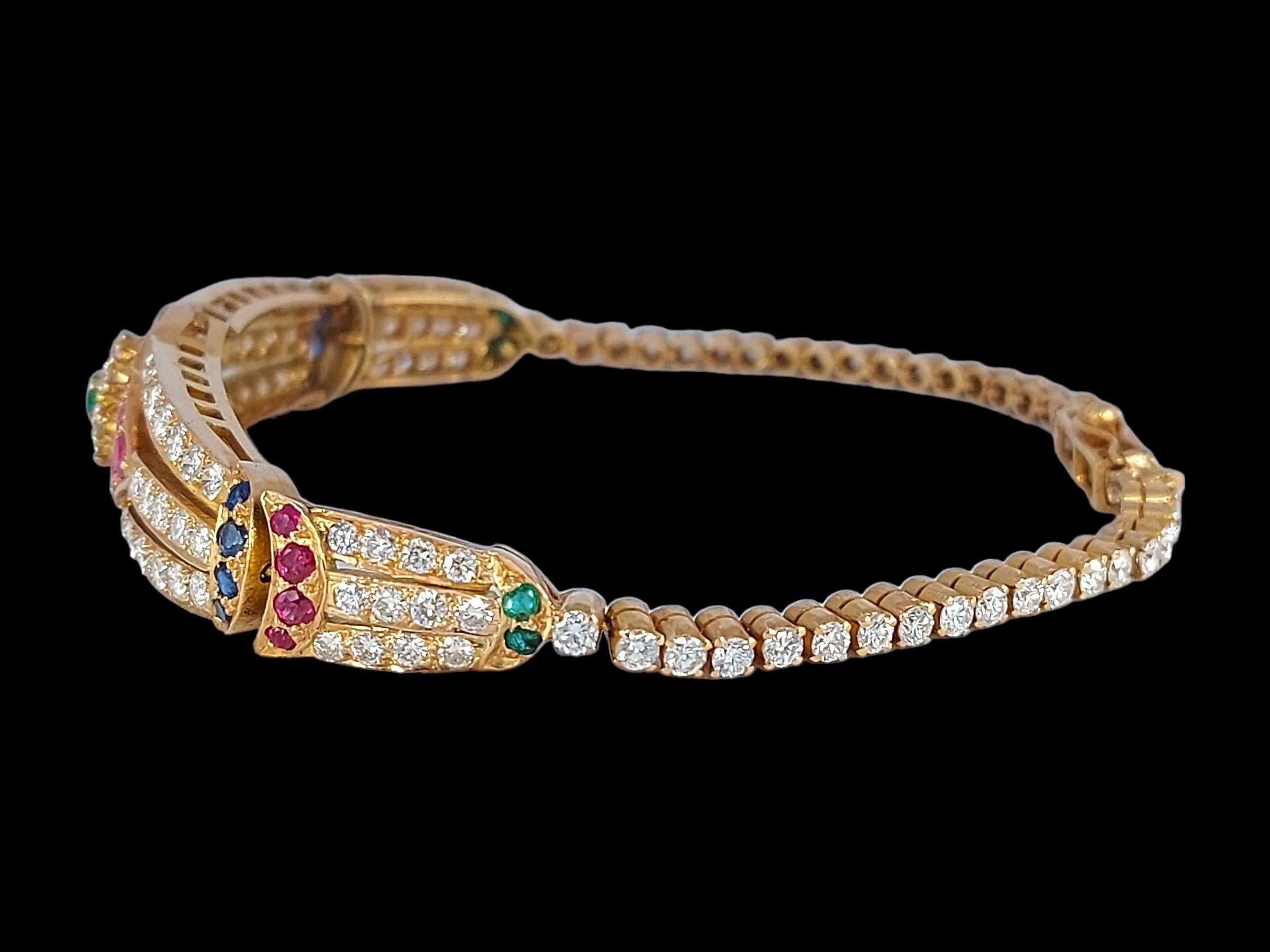  Collier, boucles d'oreilles, bracelet en or 18 carats, bague sertie de diamants et pierres précieuses en vente 9