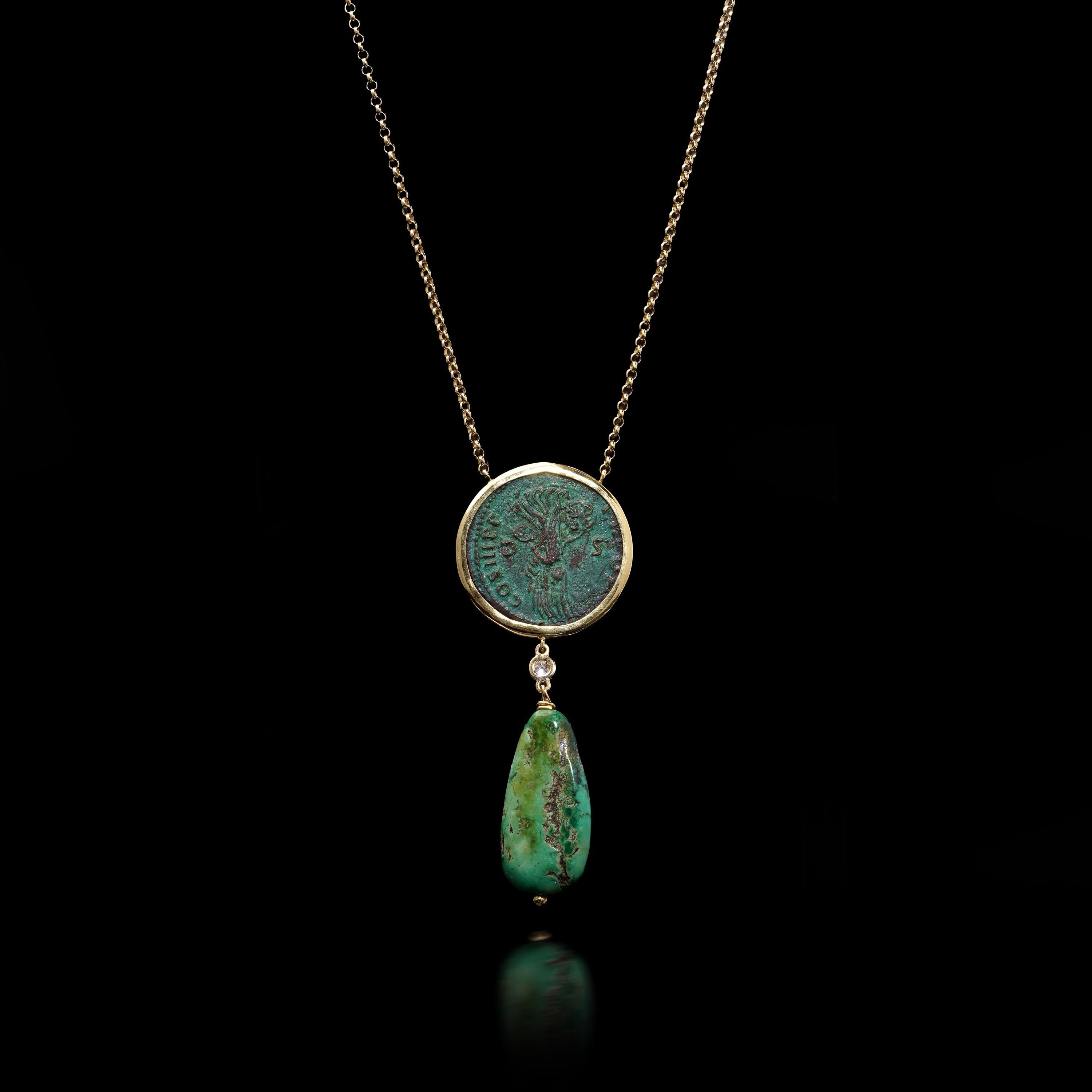 COLLANA KIAI IN ORO 18KT CON MONETA DI TRAIANO E GOCCIA DI MALACHITE  c.98-99 d.C.

Una collana audace e unica di KIAI con un'autentica moneta romana in bronzo dell'imperatore Traiano (98-117 d.C.), incastonata in un castone in oro giallo 18 carati.