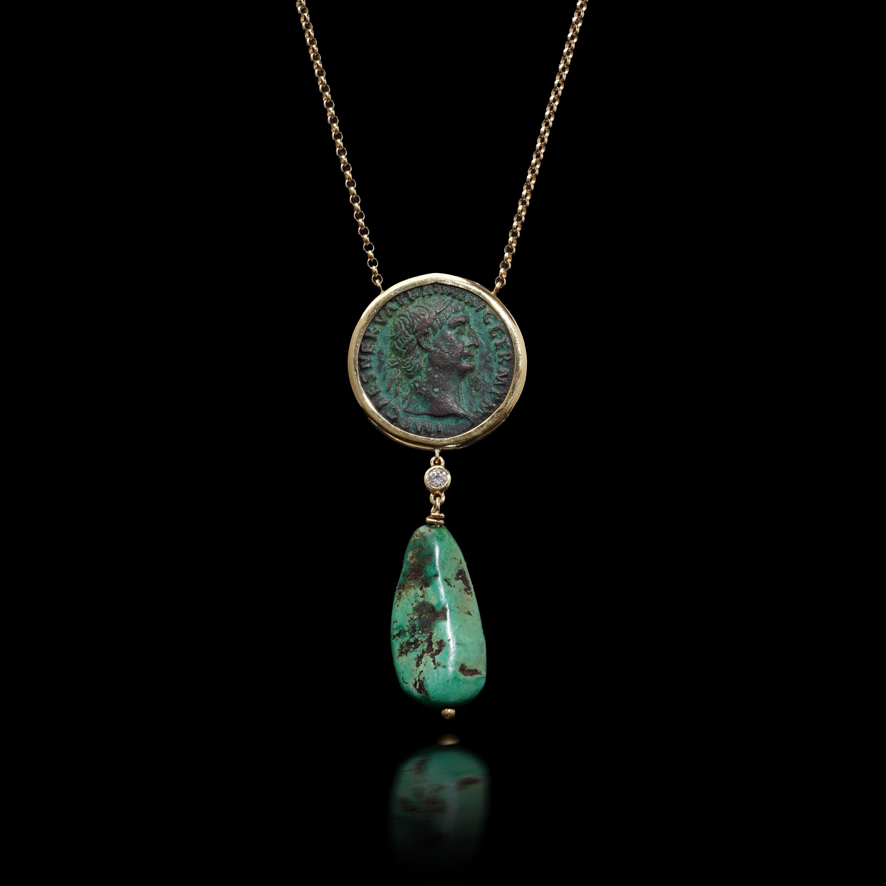 Taglio ovale COLLANA IN ORO 18KT CON MONETA DI TRAIANO E GOCCIA DI TURCHESE  c.98-99 d.C. in vendita