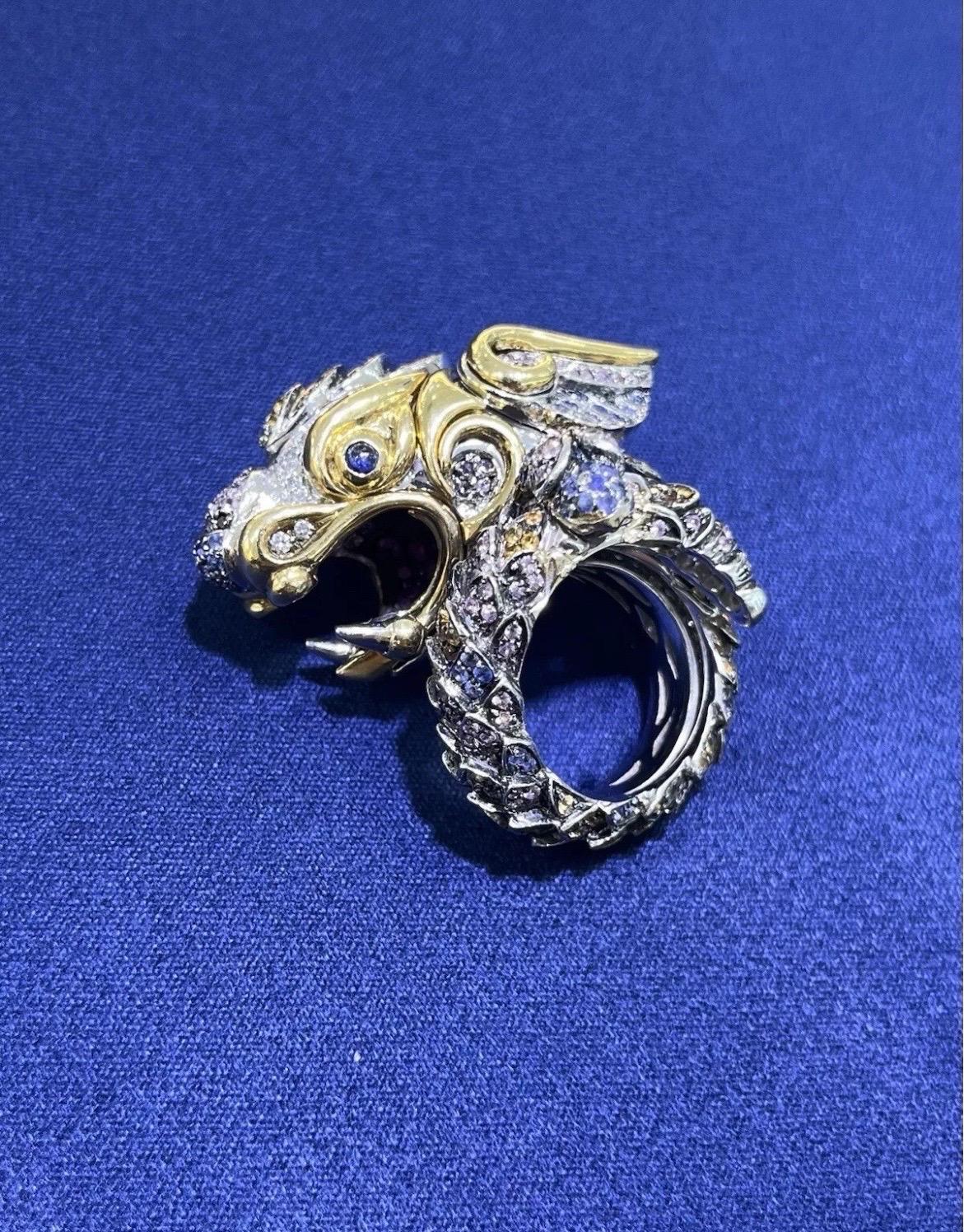 Anillo de cóctel de oro de 18 quilates Paolo Piovan Gioielli Precioso dragón de diamantes y zafiros en venta 5