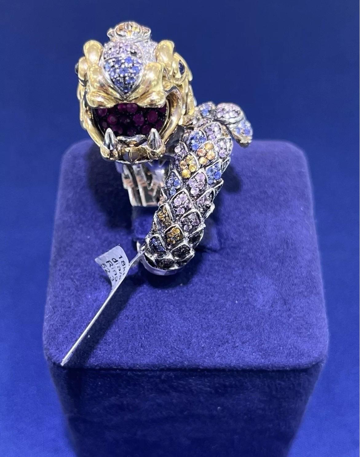 Anillo de cóctel de oro de 18 quilates Paolo Piovan Gioielli Precioso dragón de diamantes y zafiros en venta 6