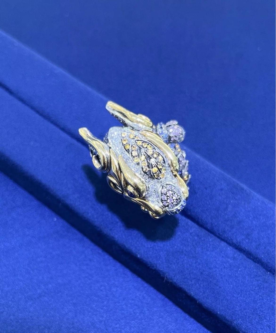 Anillo de cóctel de oro de 18 quilates Paolo Piovan Gioielli Precioso dragón de diamantes y zafiros en venta 10