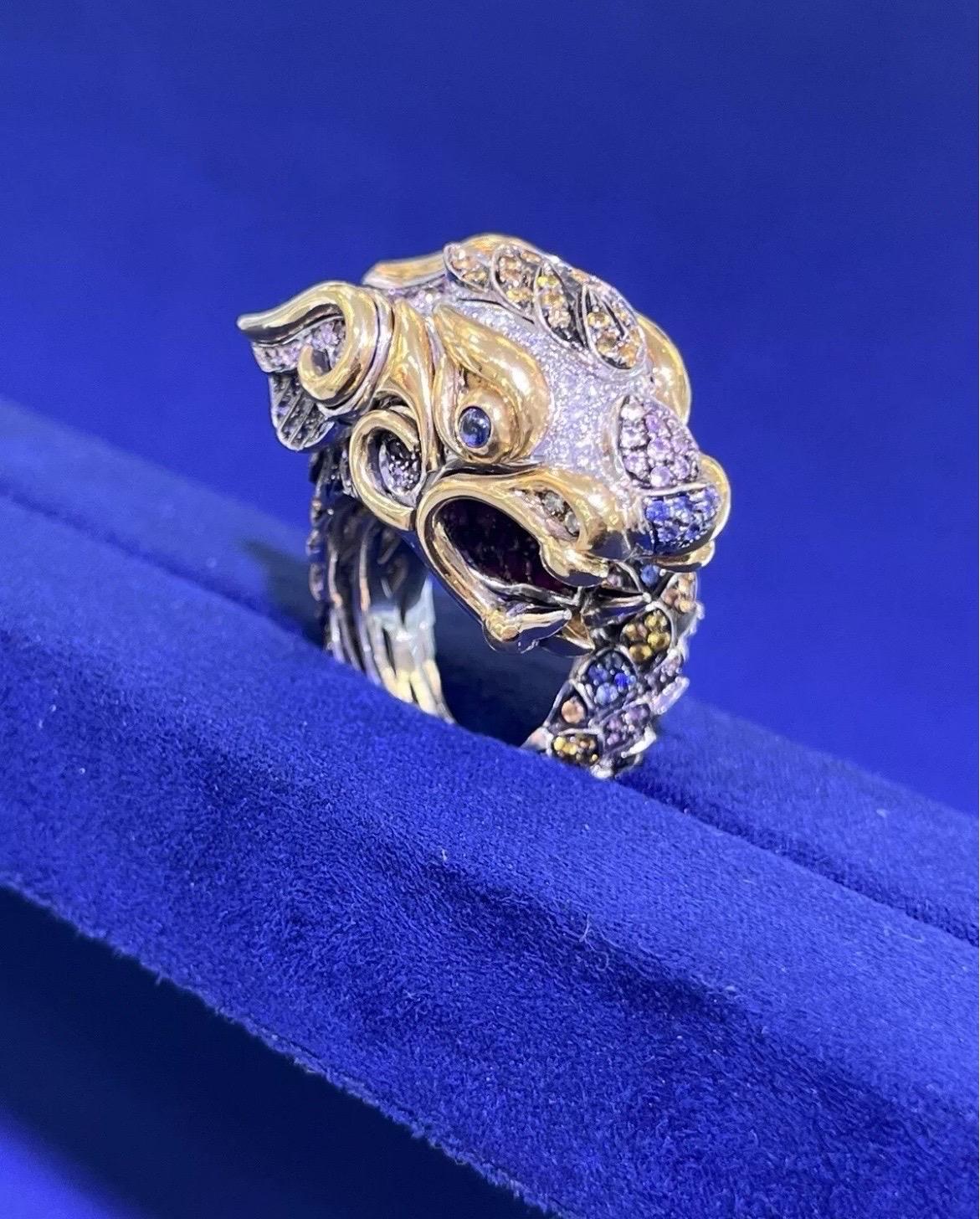 Anillo de cóctel de oro de 18 quilates Paolo Piovan Gioielli Precioso dragón de diamantes y zafiros en venta 13