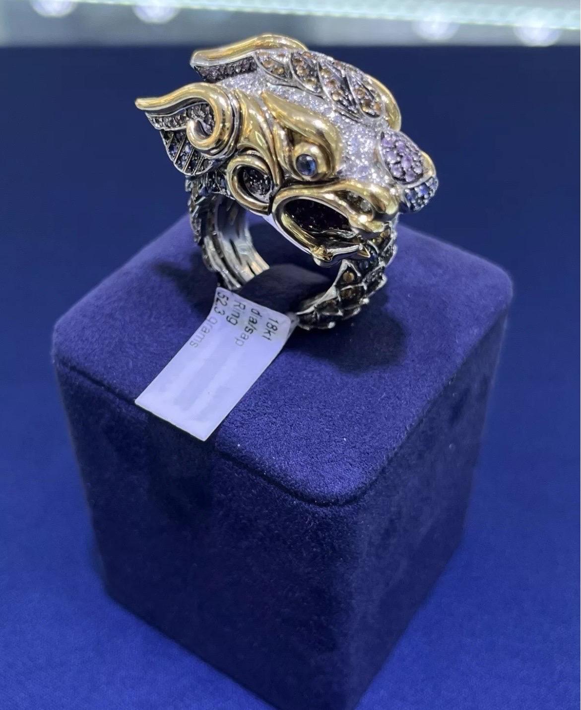 El Anillo de Cóctel Dragón Precioso de Diamantes y Zafiro de Paolo Piovan Gioielli, de oro de 18 quilates, es una cautivadora obra de arte que combina un diseño atrevido con una artesanía excepcional. Este llamativo anillo presenta un motivo de