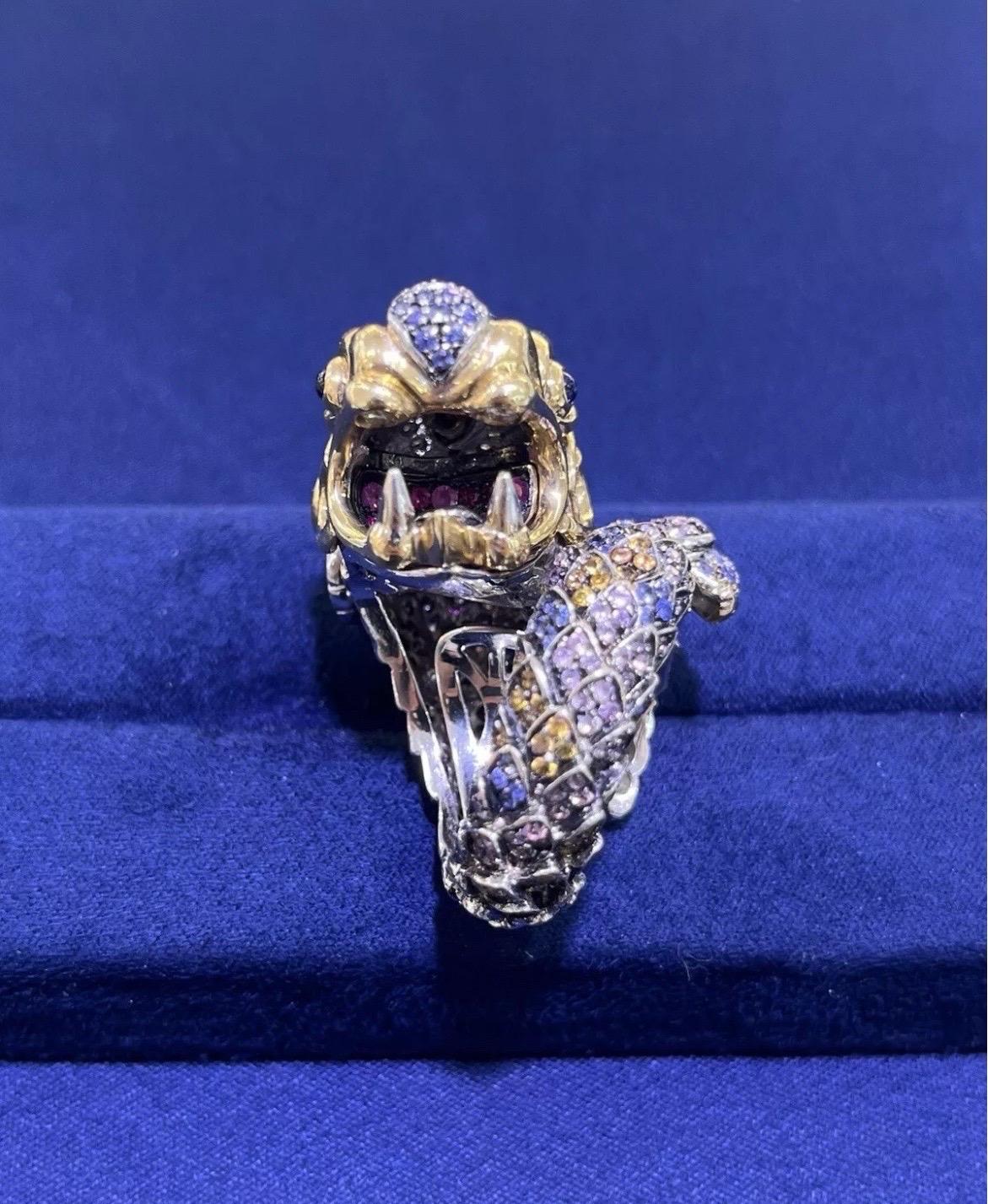 Anillo de cóctel de oro de 18 quilates Paolo Piovan Gioielli Precioso dragón de diamantes y zafiros en venta 15