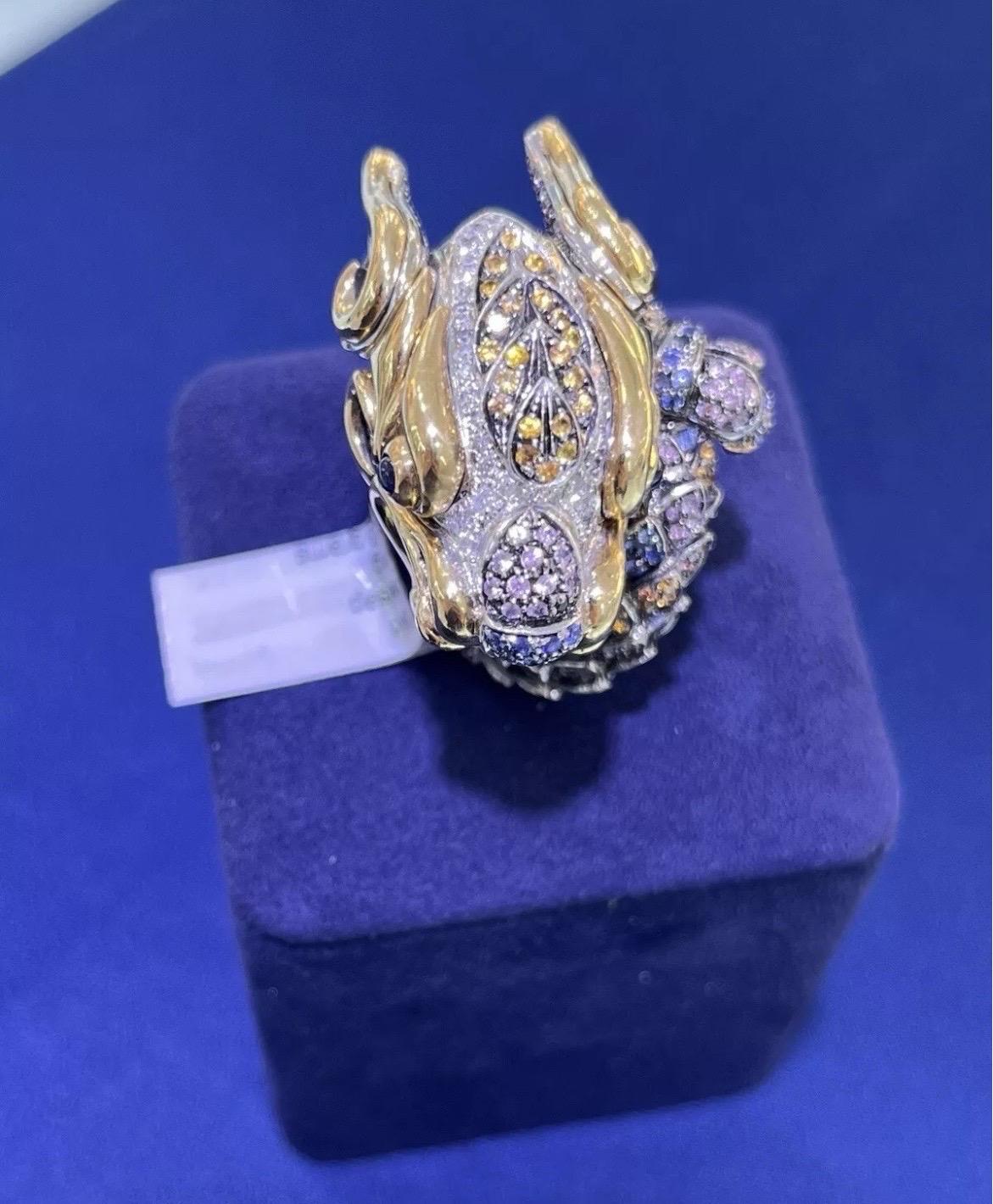 Anillo de cóctel de oro de 18 quilates Paolo Piovan Gioielli Precioso dragón de diamantes y zafiros Corte redondo en venta