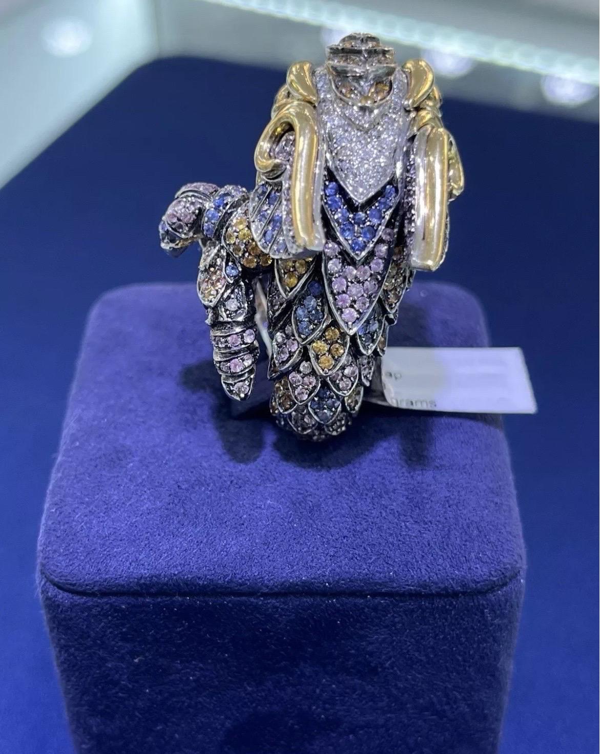 Femenino o masculino Anillo de cóctel de oro de 18 quilates Paolo Piovan Gioielli Precioso dragón de diamantes y zafiros en venta