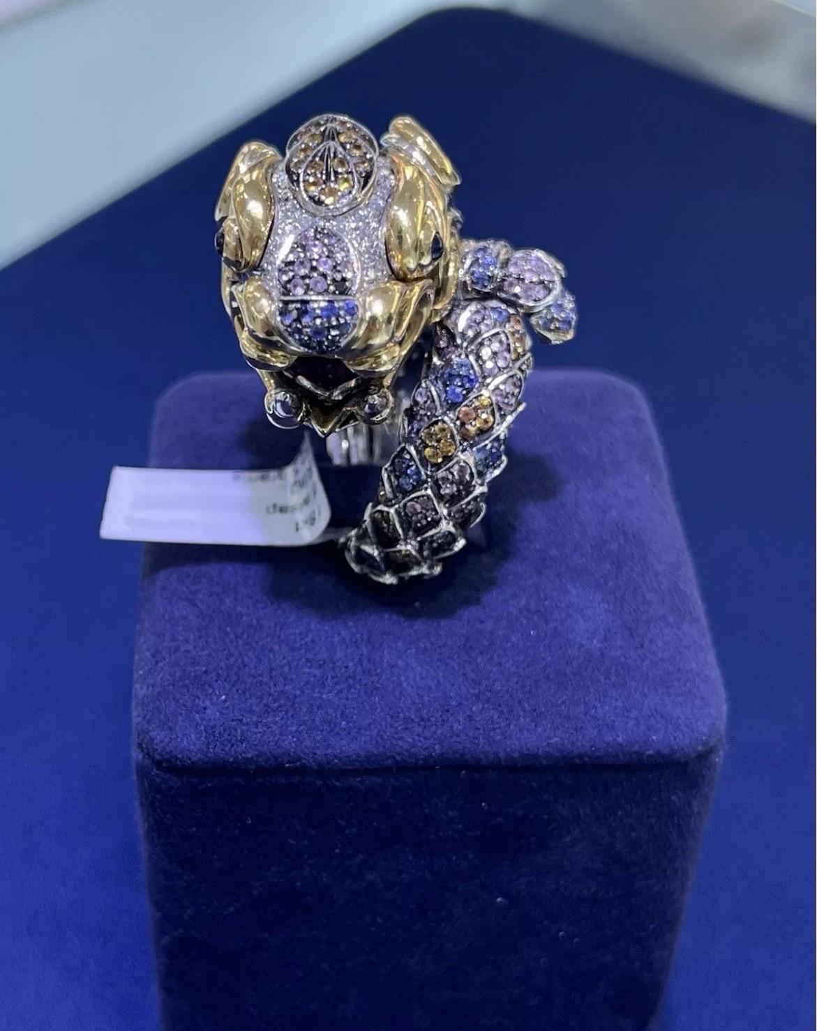 Anillo de cóctel de oro de 18 quilates Paolo Piovan Gioielli Precioso dragón de diamantes y zafiros en venta 1