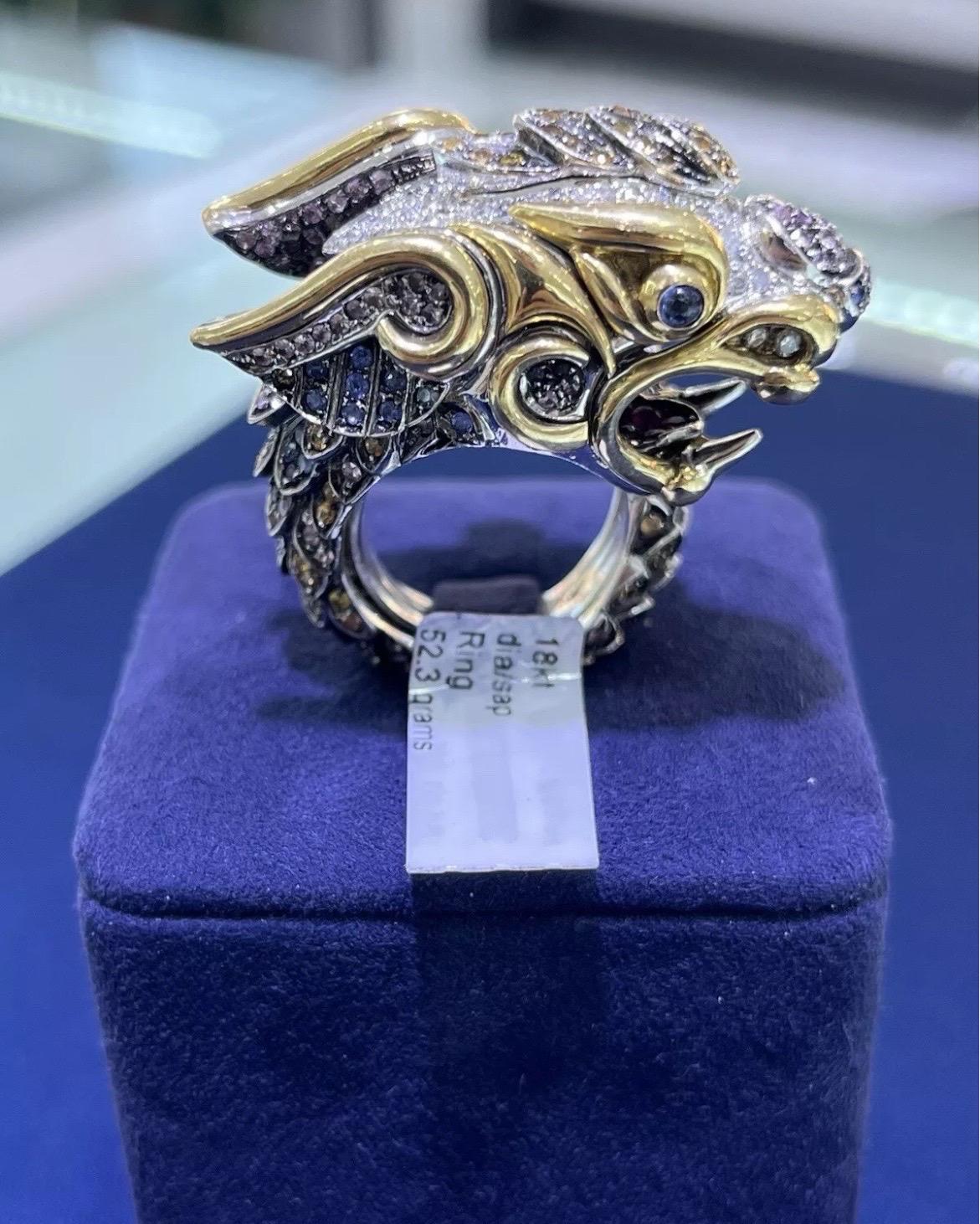 Anillo de cóctel de oro de 18 quilates Paolo Piovan Gioielli Precioso dragón de diamantes y zafiros en venta 2