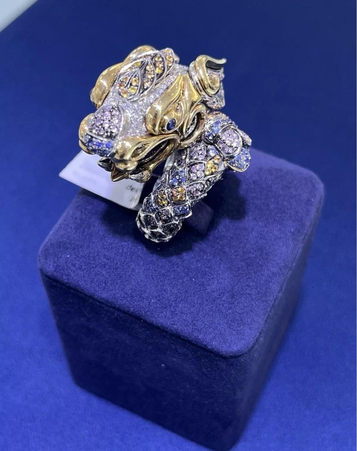 Anillo de cóctel de oro de 18 quilates Paolo Piovan Gioielli Precioso dragón de diamantes y zafiros en venta 3