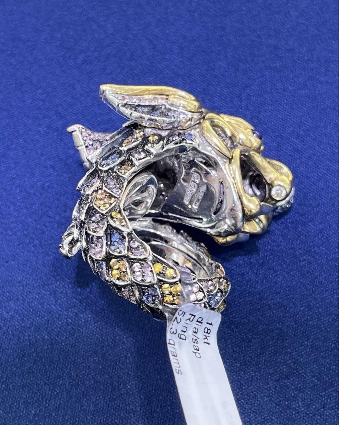 Anillo de cóctel de oro de 18 quilates Paolo Piovan Gioielli Precioso dragón de diamantes y zafiros en venta 4