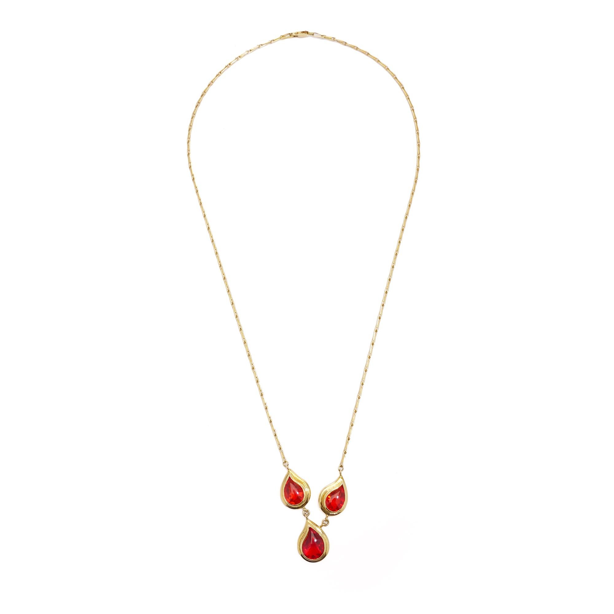 18kt gold pendant necklace featuring three tear-drop-shaped fire opals. 
Made in England.
Maker: W.J. L.s
Fully hallmarked.
Made after 2000s

Dimensions:
Necklace length: 46 cm
Weight: 13.00 grams

Fire Opals -
Shape: teardrop
Quantity of stones: