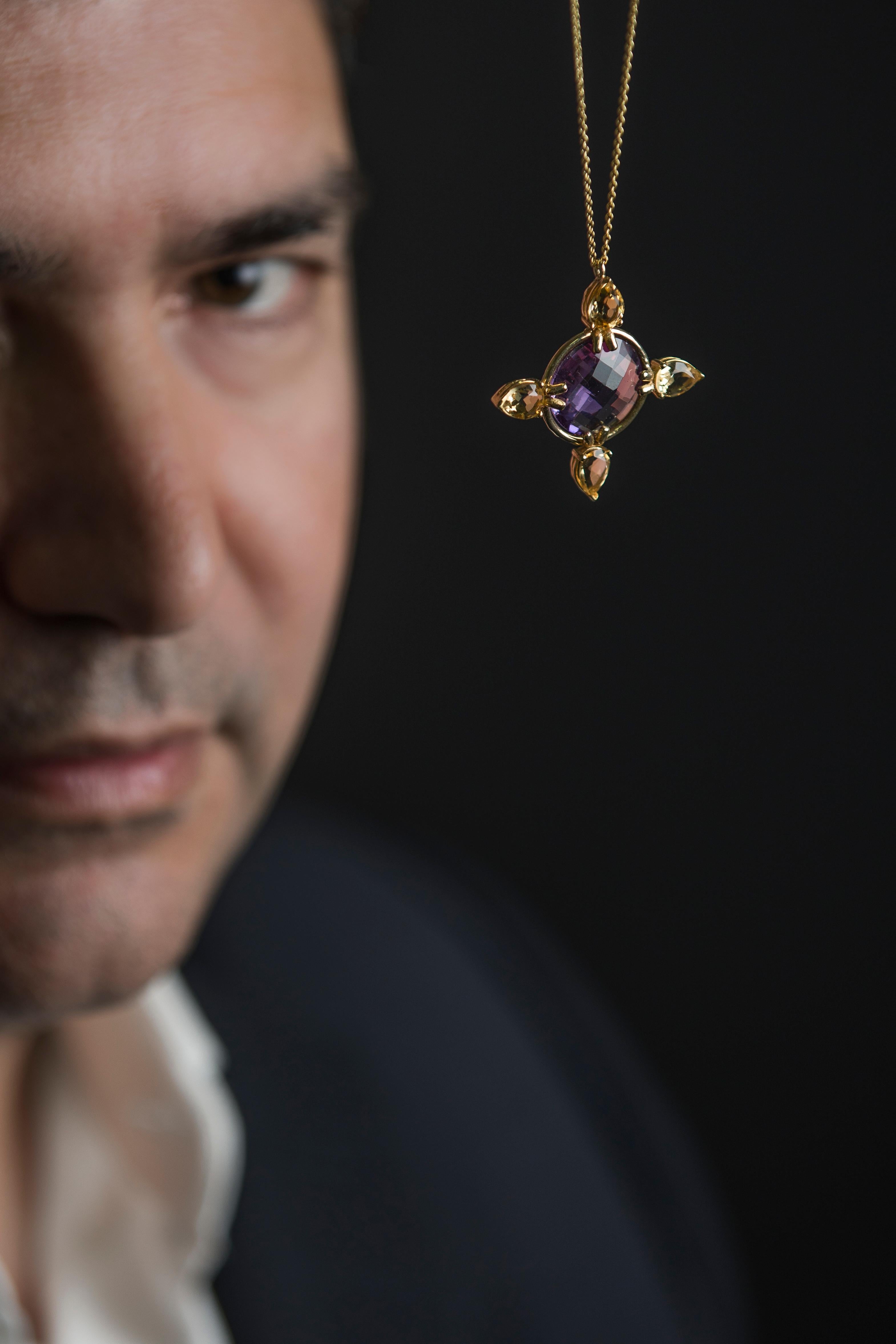 Einzigartige Halskette aus 18 Karat Gelbgold mit einem Amethyst im Rosenschliff und einem orangefarbenen Citrin mit Birne. Originell, elegant und kreuzförmig der Devine-Anhänger  passt zu jedem Look. Handgefertigt und entworfen, um bequem und