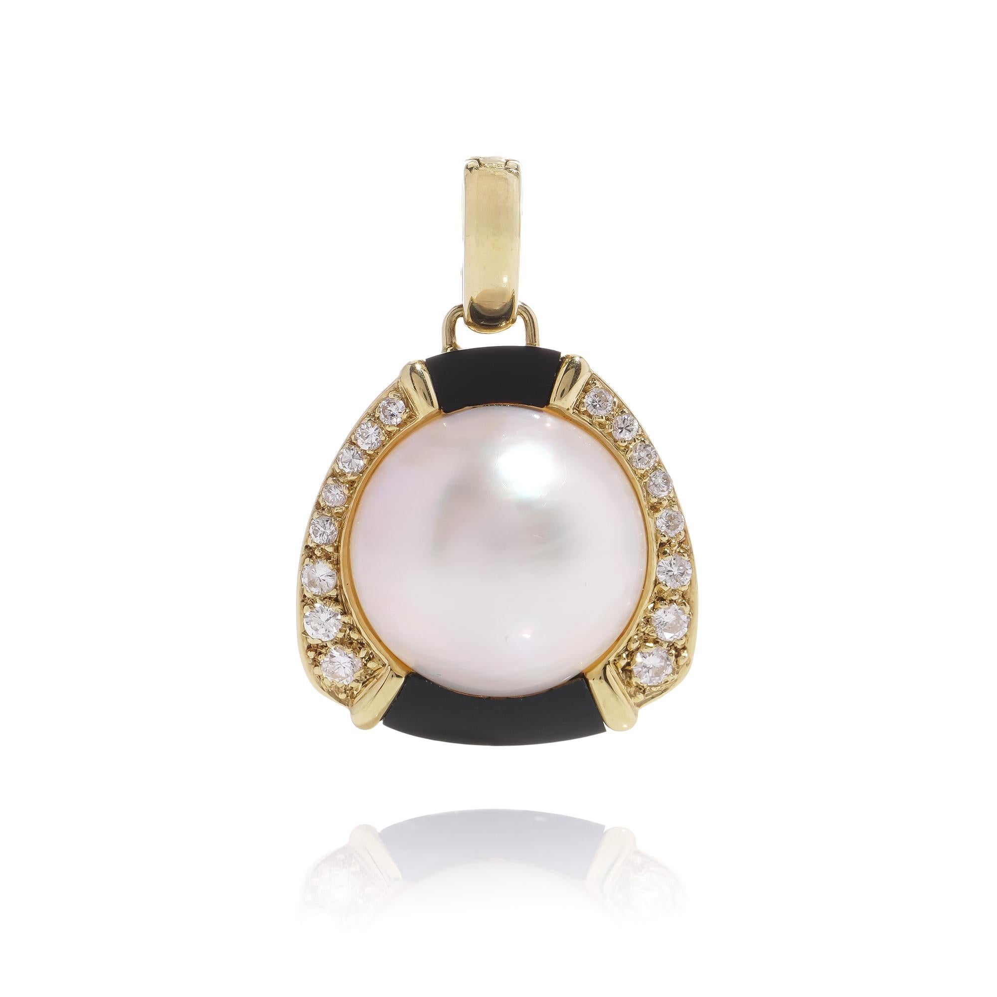 18kt yellow gold pendant with cultured half of Akoya pearl, onyx, and 0.50 carats of round brilliant diamonds. 
Hallmarked for 18kt gold. 

Dimensions -
Length x width x depth: 3 x 2 x 1 cm 
Weight: 7.03 grams

Akoya pearl size:
95mm in