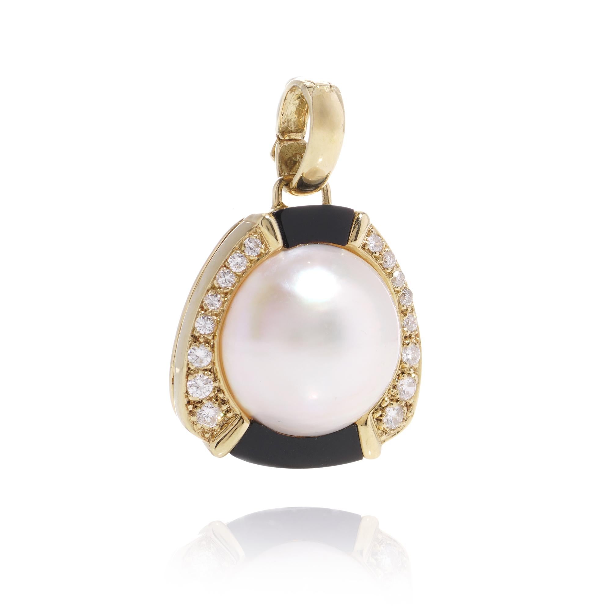 18kt gold pendant with half of Akoya pearl, onyx, and 0.50 cts. of diamonds  In Good Condition For Sale In Braintree, GB