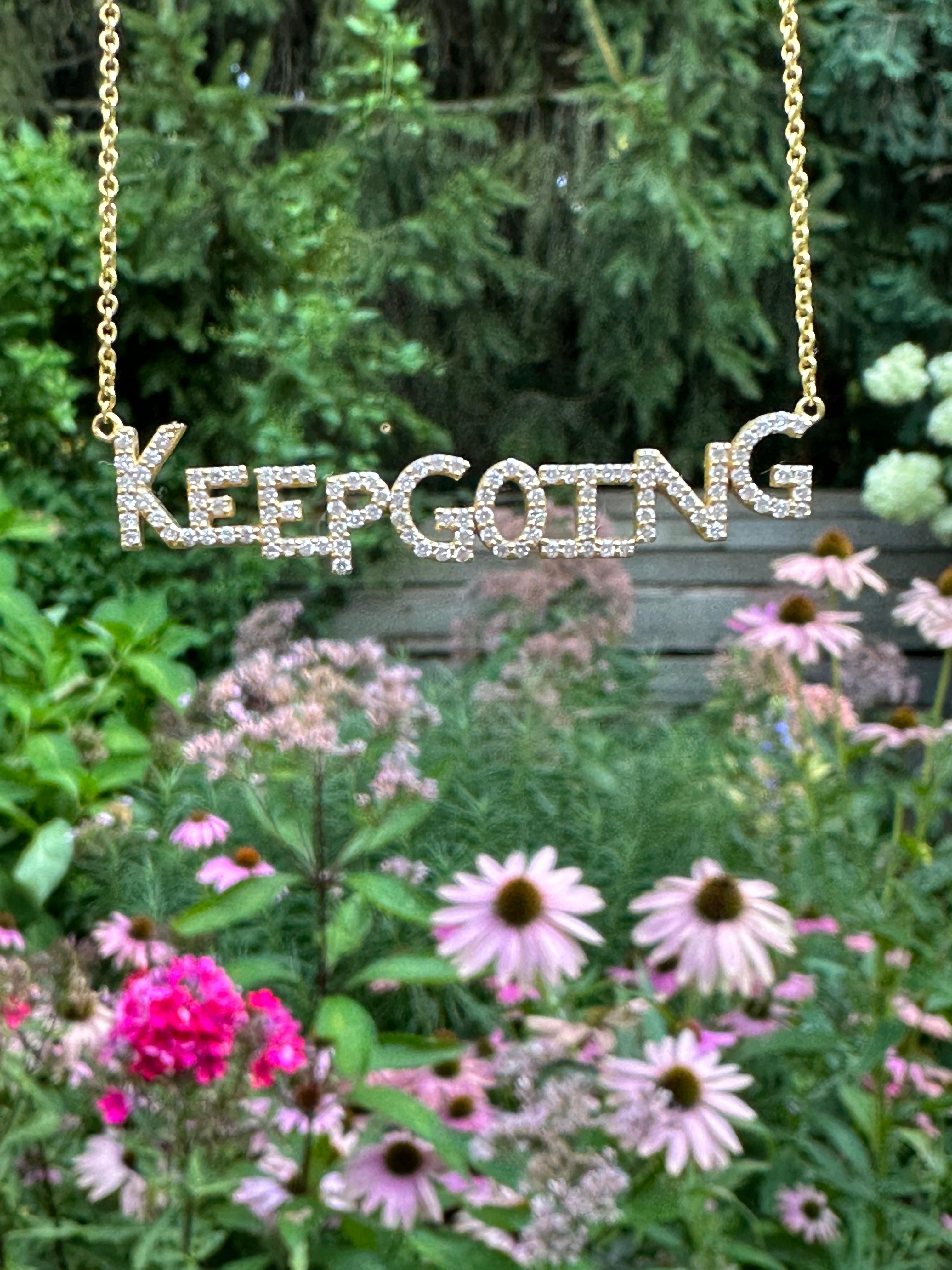 Sentiti sempre ispirato con questa collana KEEP GOING, placcata in oro 18kt e con zirconi sfaccettati. Disegnata dalla pluripremiata designer di gioielli Lauren Harper, questa collana è un ottimo pezzo da mettere a strati e si sente importante