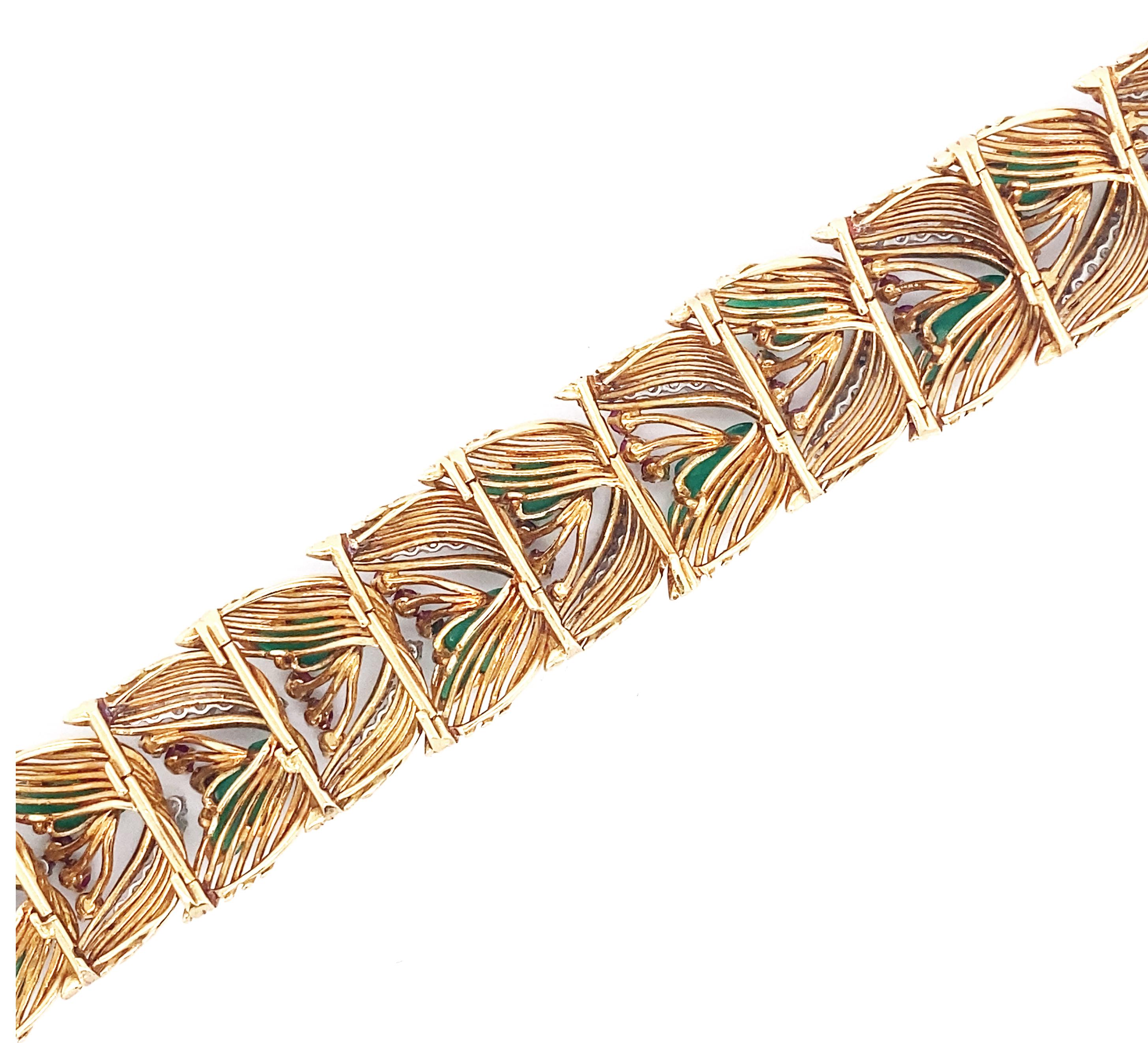 Armband aus 18 Karat Gold, Platin, geschnitztem grünem Onyx, Diamanten und Rubin im Zustand „Gut“ im Angebot in New York, NY