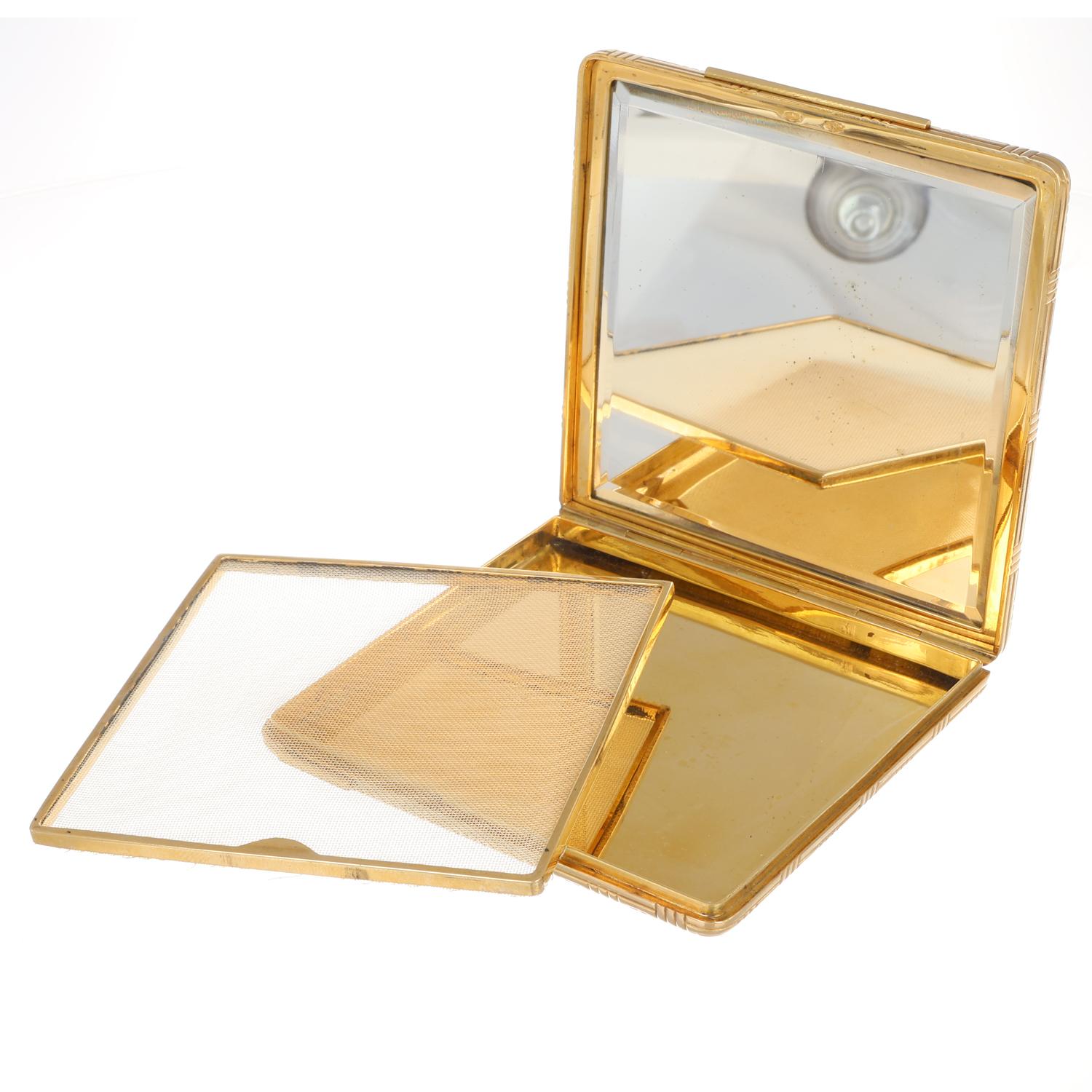 To make this collector's item now, with top-notch Italian craftsmanship, would cost about €20,000

This powder box is an embodiment of sheer elegance and sophistication, a vintage treasure capturing the essence of 1970s glamour. It beckons to an era