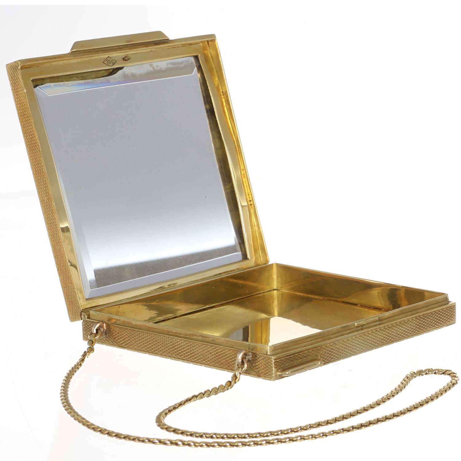 18Kt Gold Rare Compact Powder Box with Chain - Made in Italy 1970 circa  In Fair Condition For Sale In Bergamo, BG