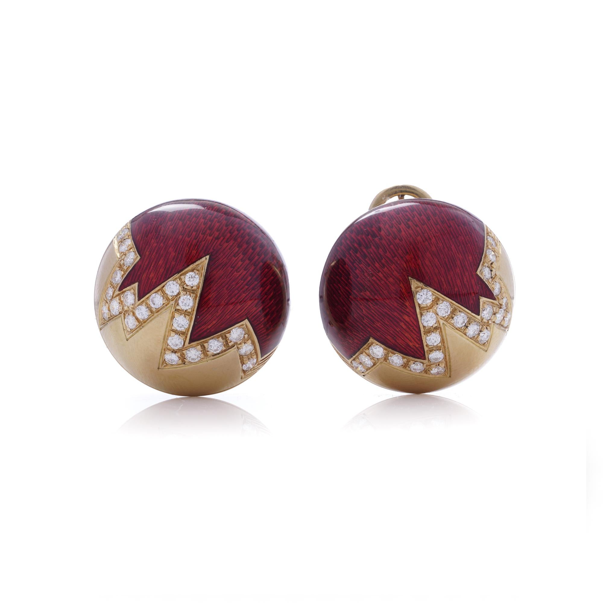 Un audace paio di orecchini a clip in oro giallo 18kt con diamanti taglio brillante e smalto guilloché rosso vivo. Caratterizzati da un dinamico design a zig-zag in oro lucido e diamanti su uno sfondo di smalto riccamente strutturato, questi