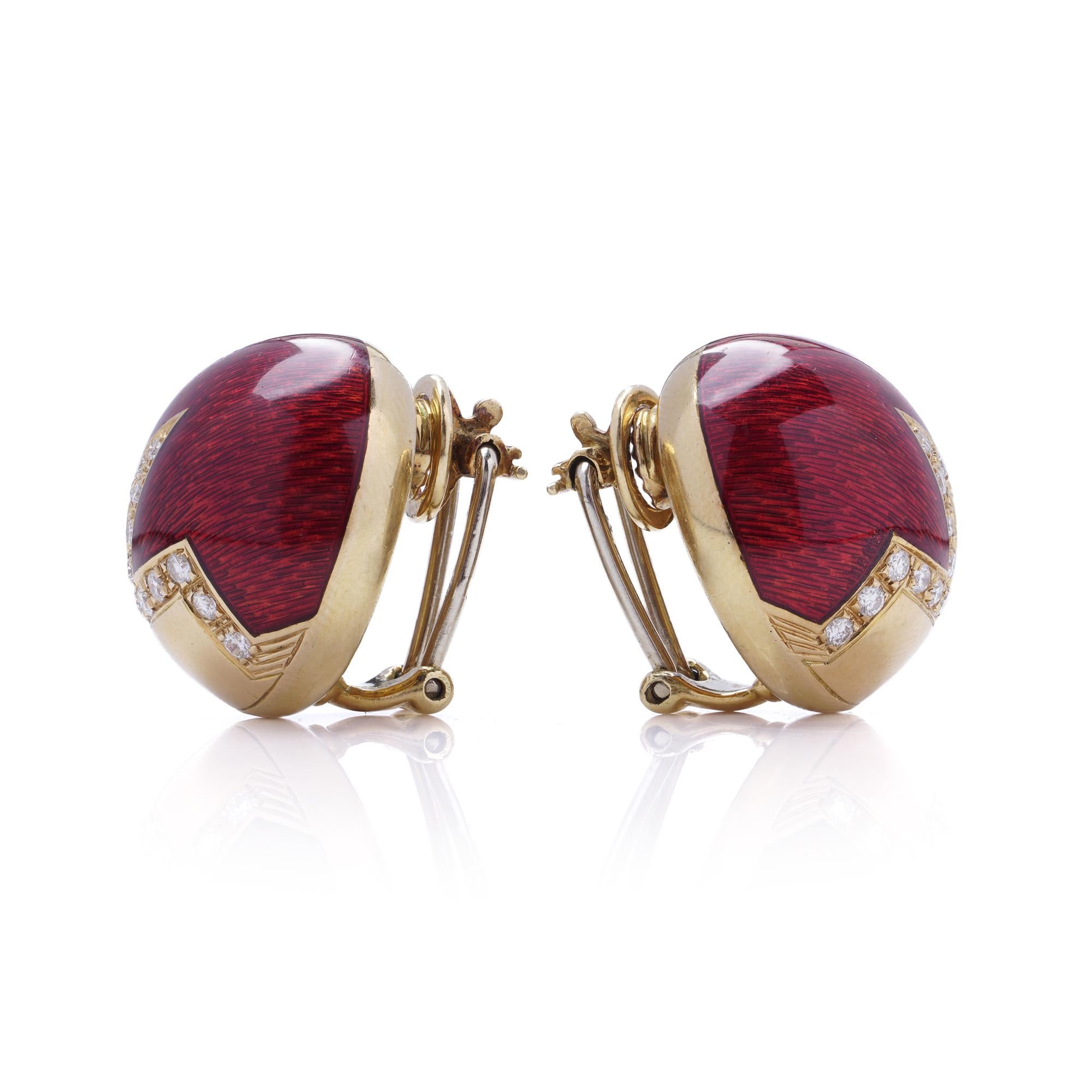 Taglio brillante Orecchini a clip in oro 18kt con smalto rosso e diamanti in vendita