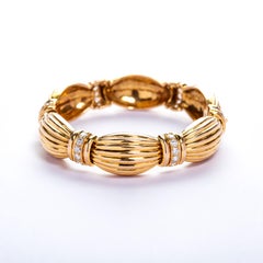 18 Karat Gold Ribbon Bracelet with Diamonds