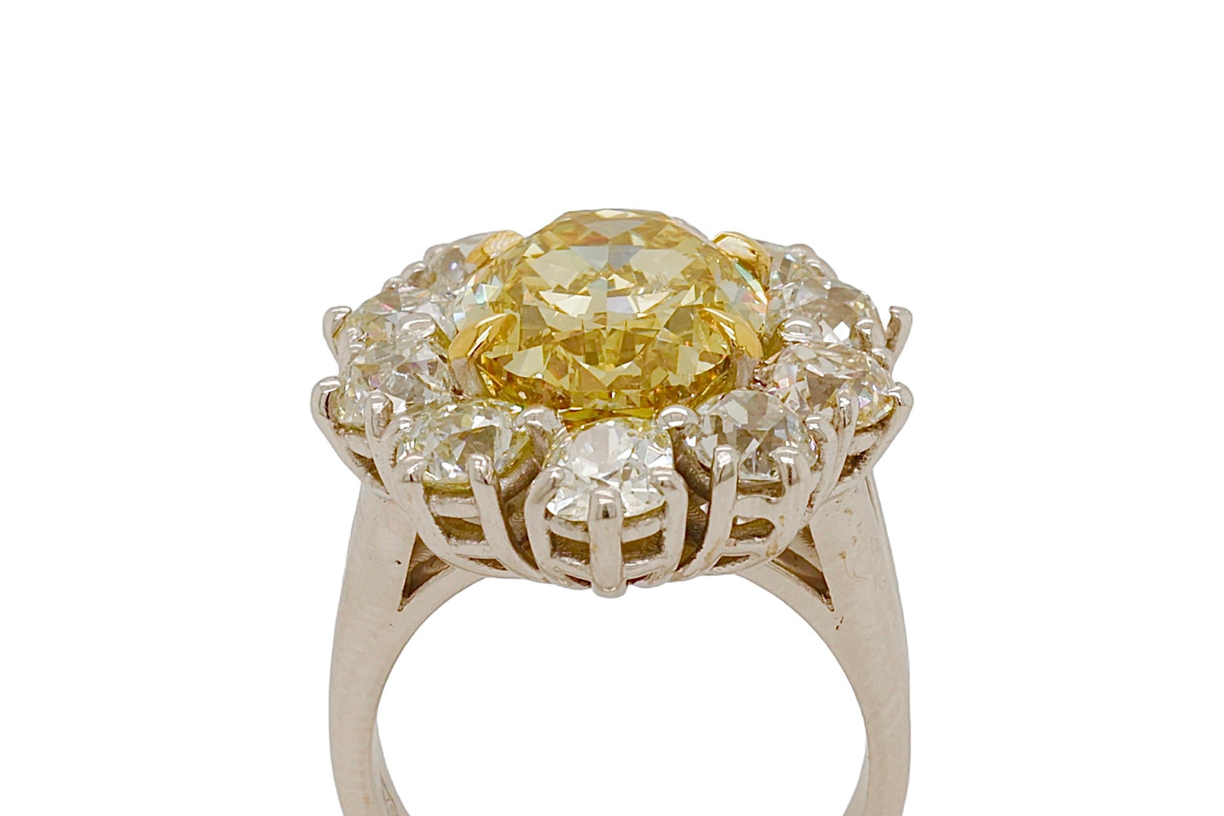 18kt Gold Ring 7.17ct Natural Fancy Yellow Oval Diamond & 4.5ct White Diamonds In Excellent Condition For Sale In Antwerp, BE