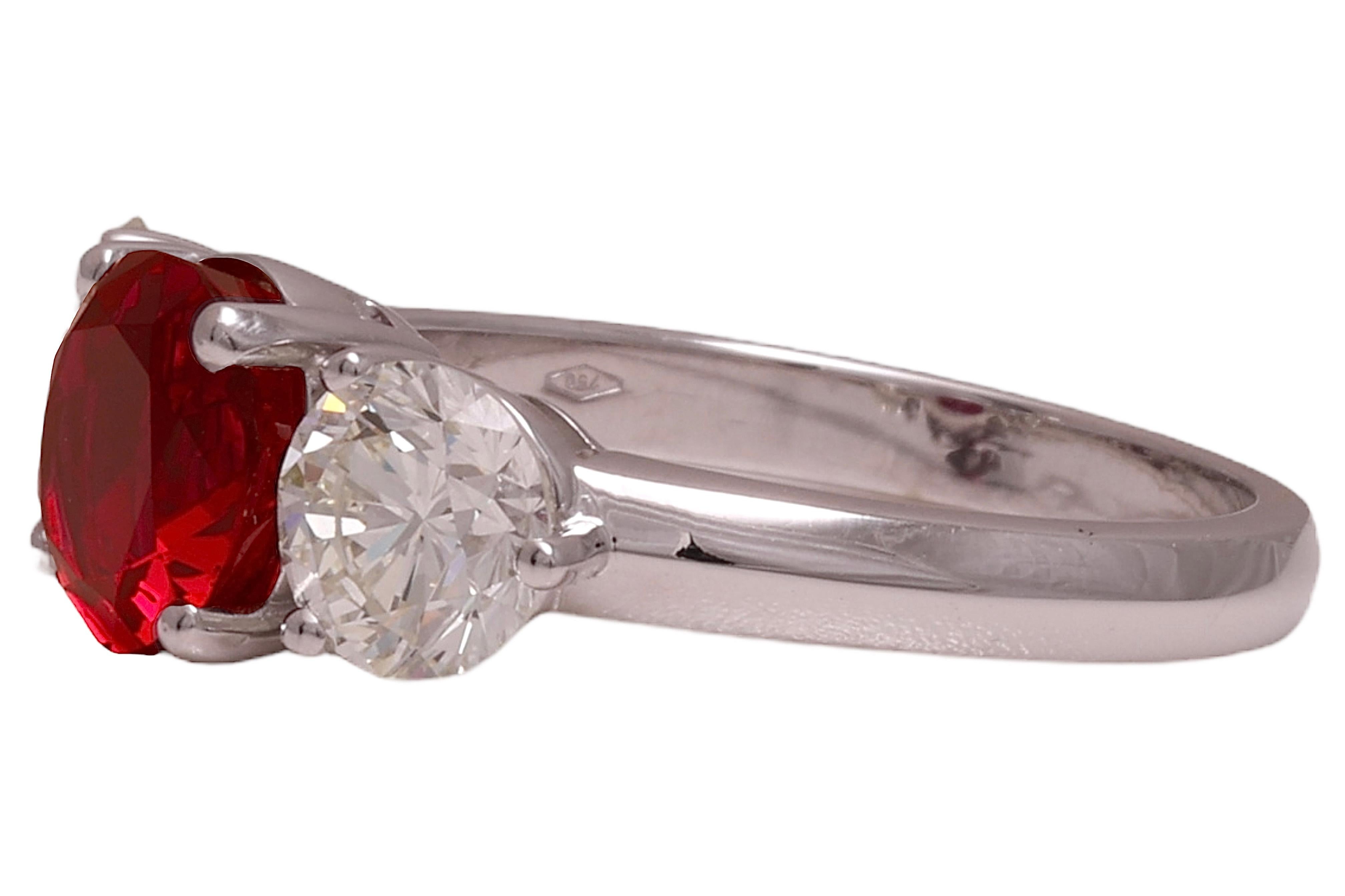 Anillo de oro de 18 quilates GRS 2,19 quilates de rubí rojo vivo sangre de paloma birmano y 1,5 quilates de diamantes en Nuevo estado para la venta en Antwerp, BE
