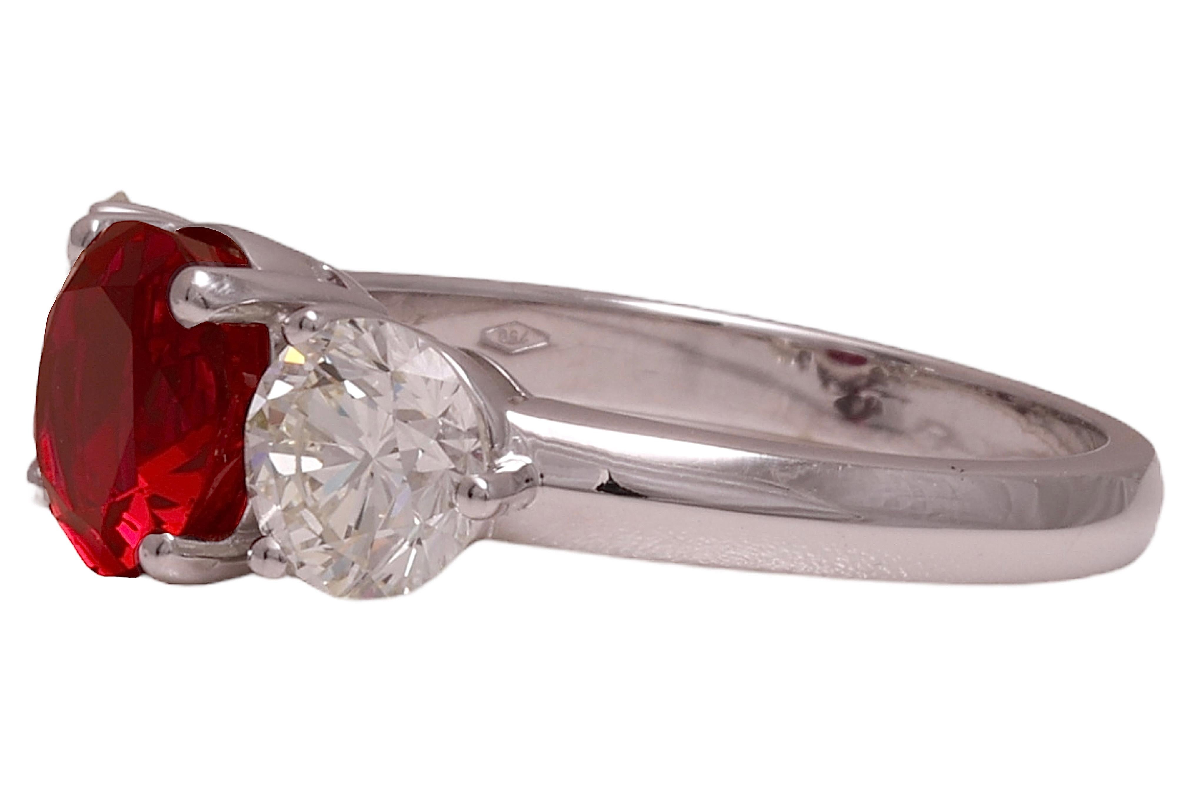 18kt Gold Ring GRS 2.19 Ct Burmese Pigeon Blood Vivid Red Ruby & 1.5ct Diamonds In New Condition For Sale In Antwerp, BE