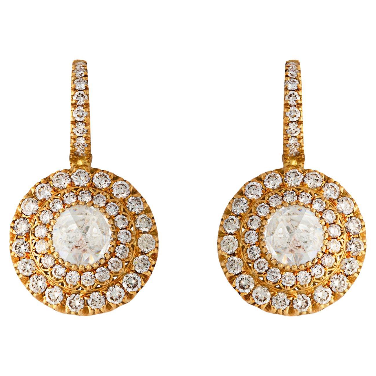 Boucles d'oreilles pendantes en or 18kt avec détails filigranes en diamants taillés en rose et en brillant